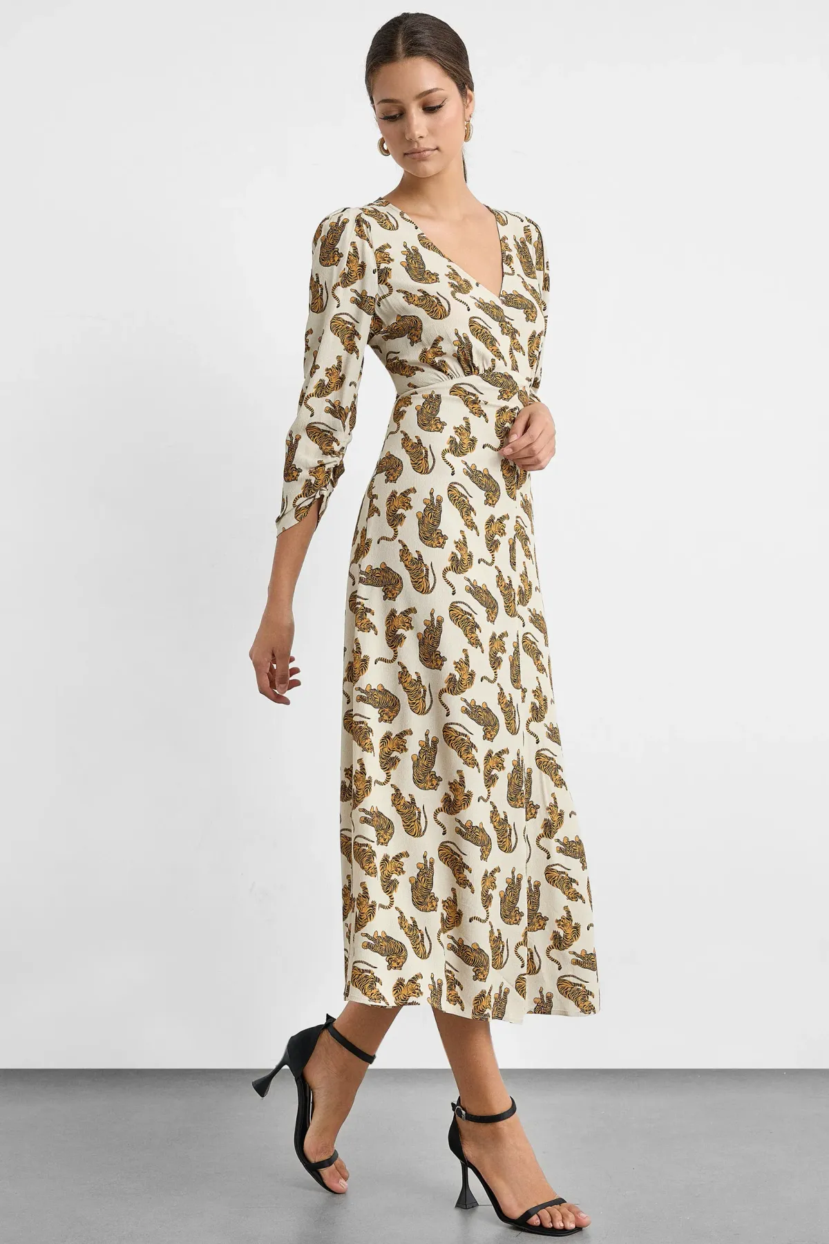 Printed Maxi Dress with V-Neck and Ruched Back 2