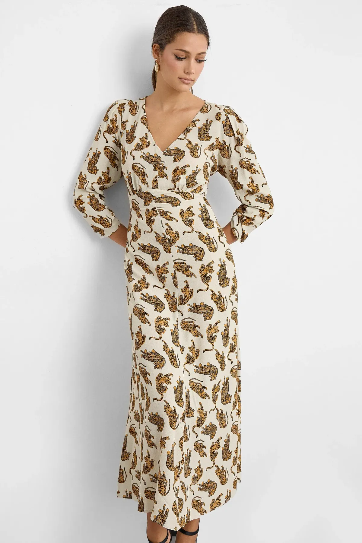 Printed Maxi Dress with V-Neck and Ruched Back 1