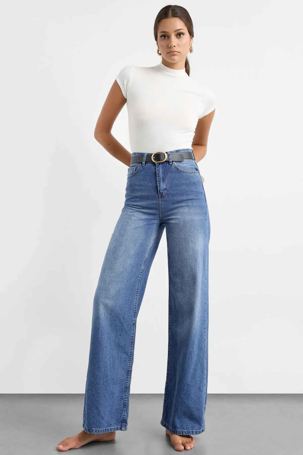 High-Waist Wide-Leg Jeans  1