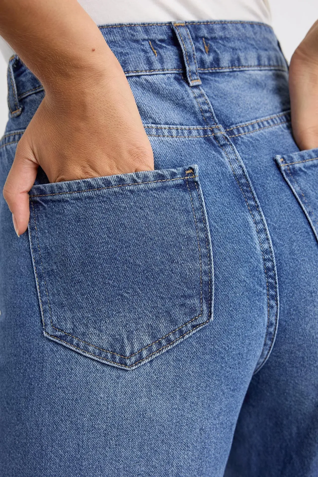 High-Waist Wide-Leg Jeans 