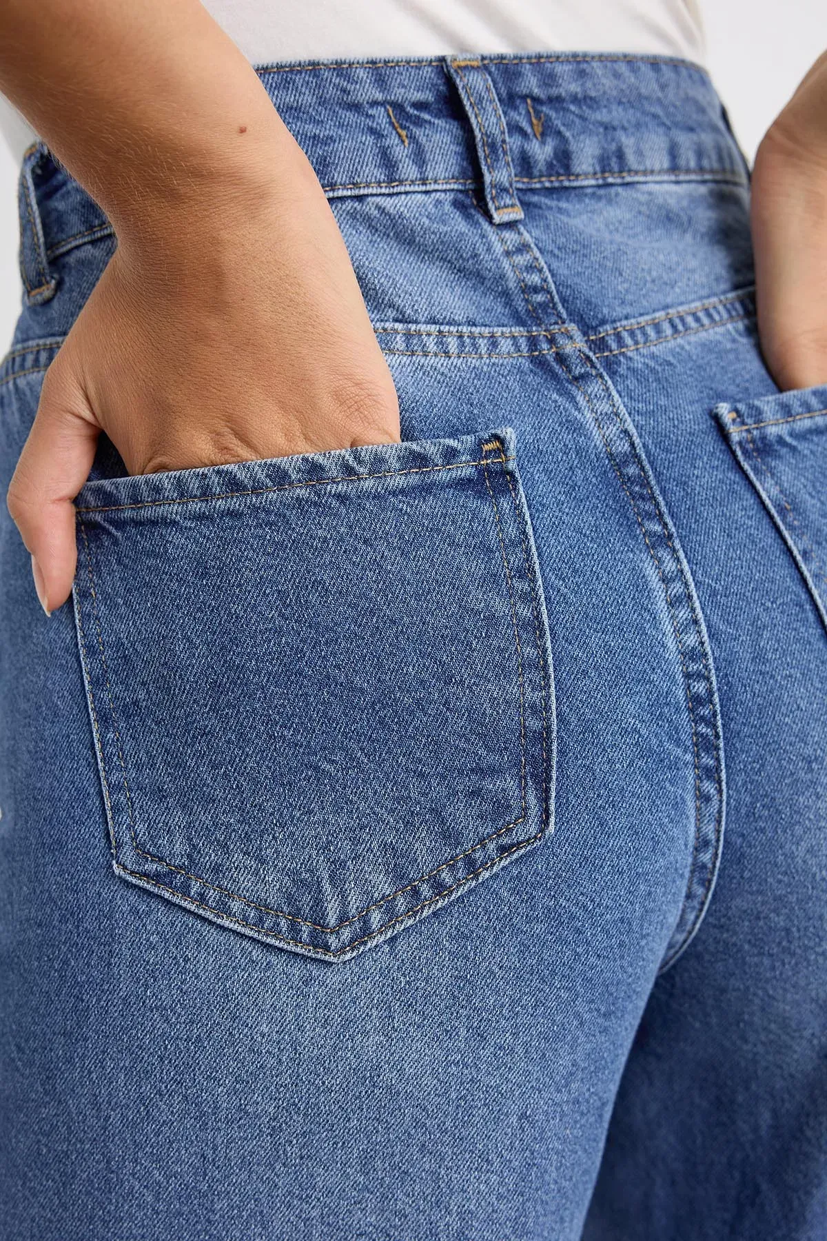 High-Waist Wide-Leg Jeans  5