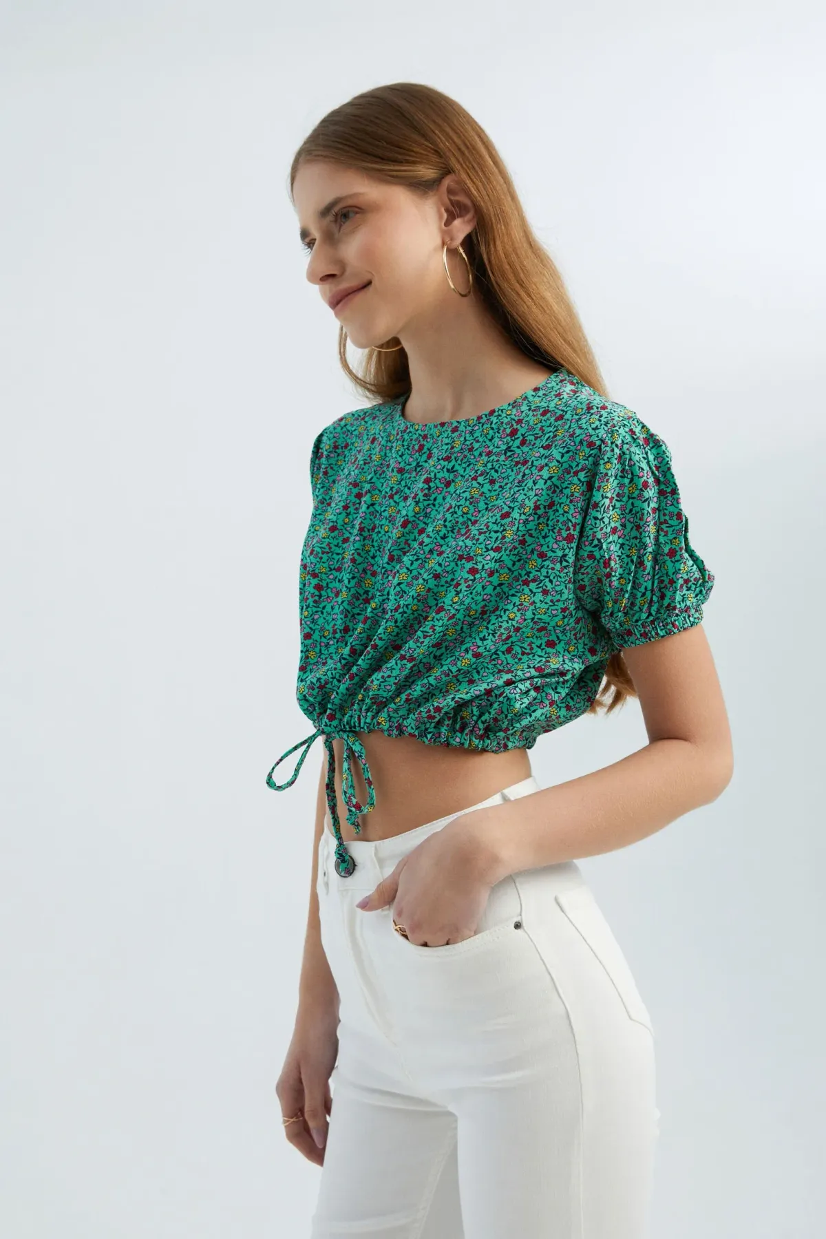Çiçekli Yuvarlak Yakalı Bağcıklı Crop Top 1