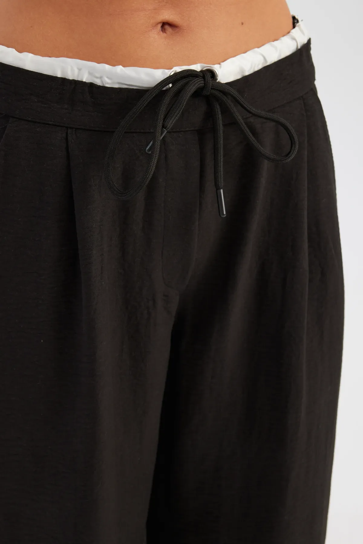 Düşük Bel Şeritli Geniş Paça Pantolon 5