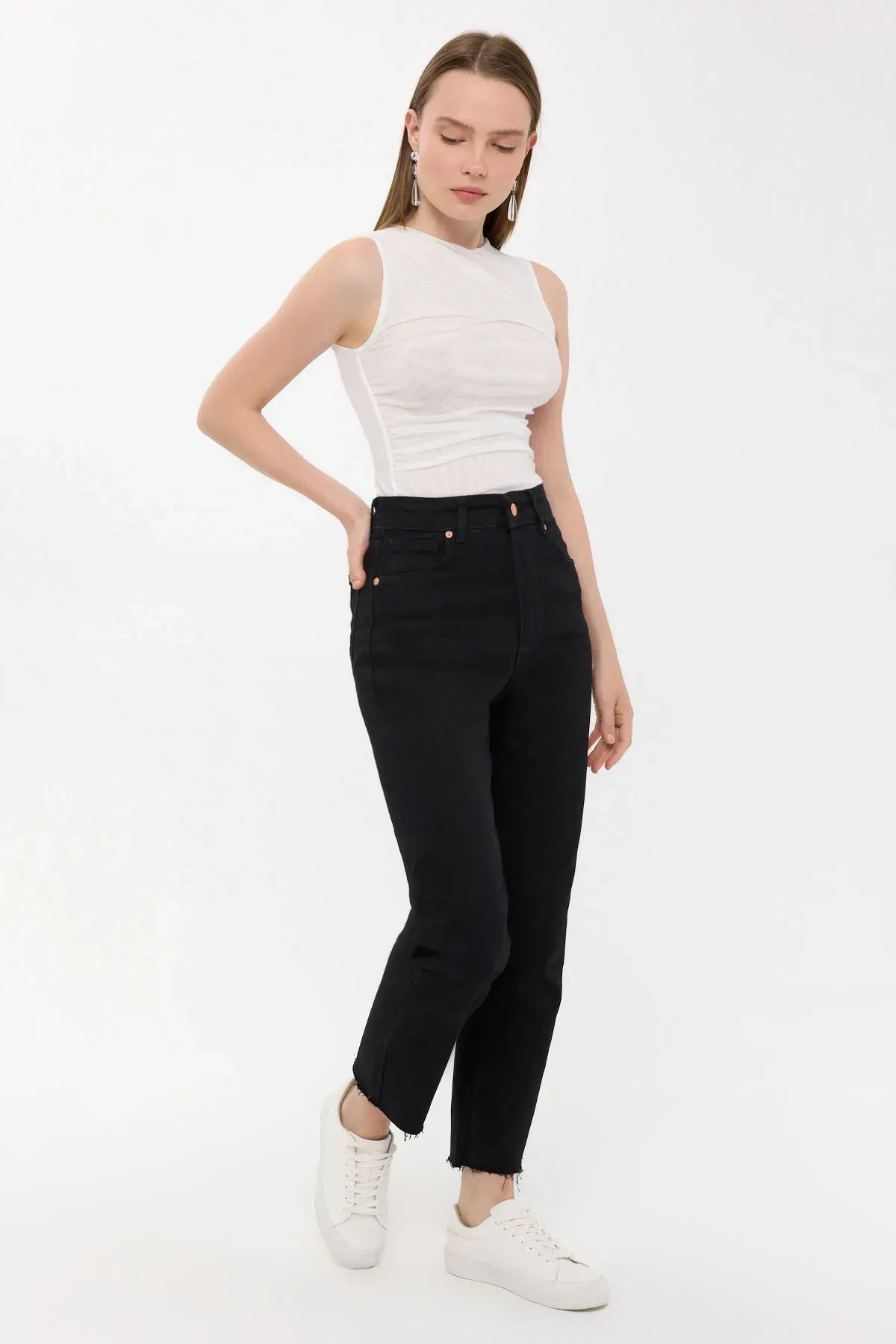 Sleeveless Round Neck Blouse 3