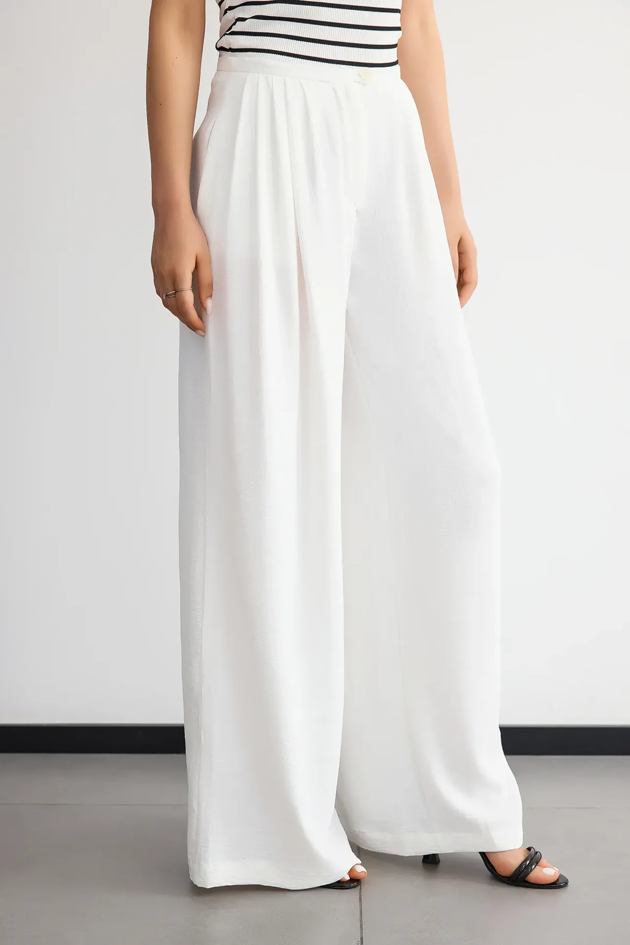 Pleated Wide-Leg Trousers with Relaxed Fit