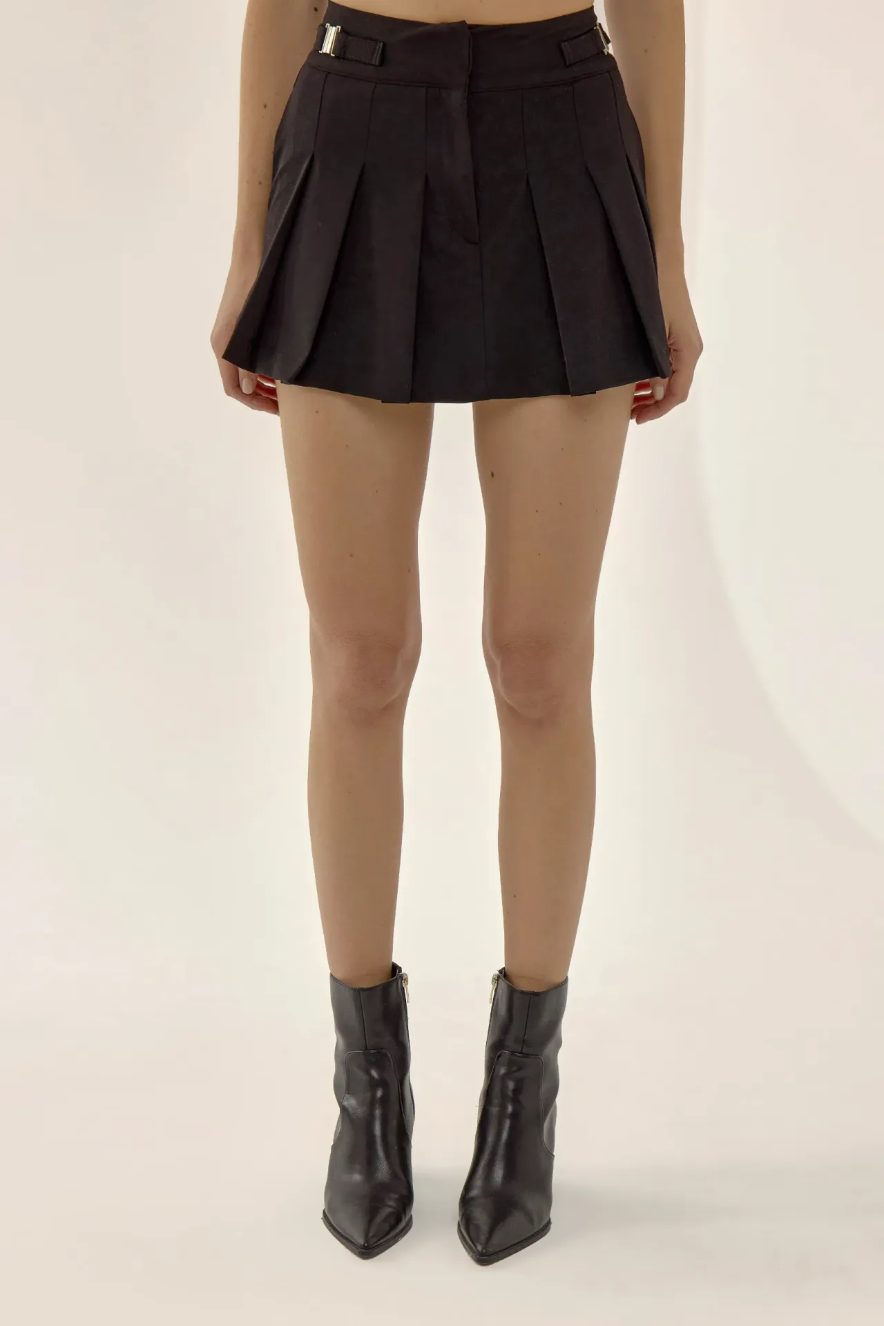 Buckle Detailed Pleated Mini Skirt