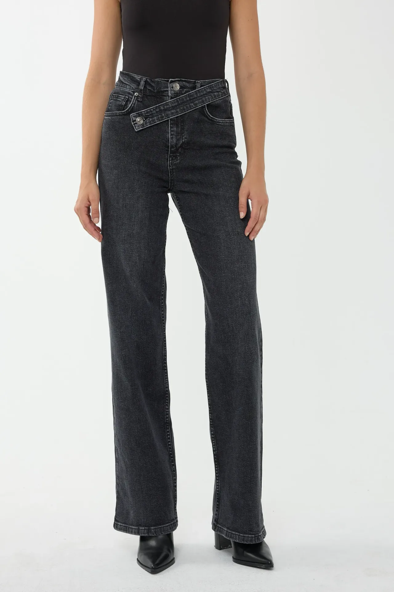 High Waist Belt Detailed Straight Leg Jeans