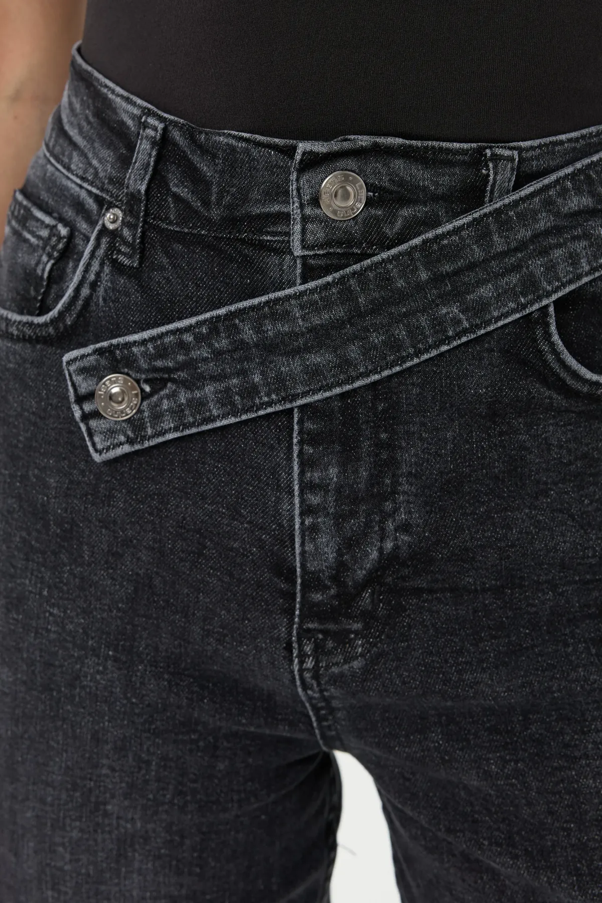 High Waist Belt Detailed Straight Leg Jeans 3