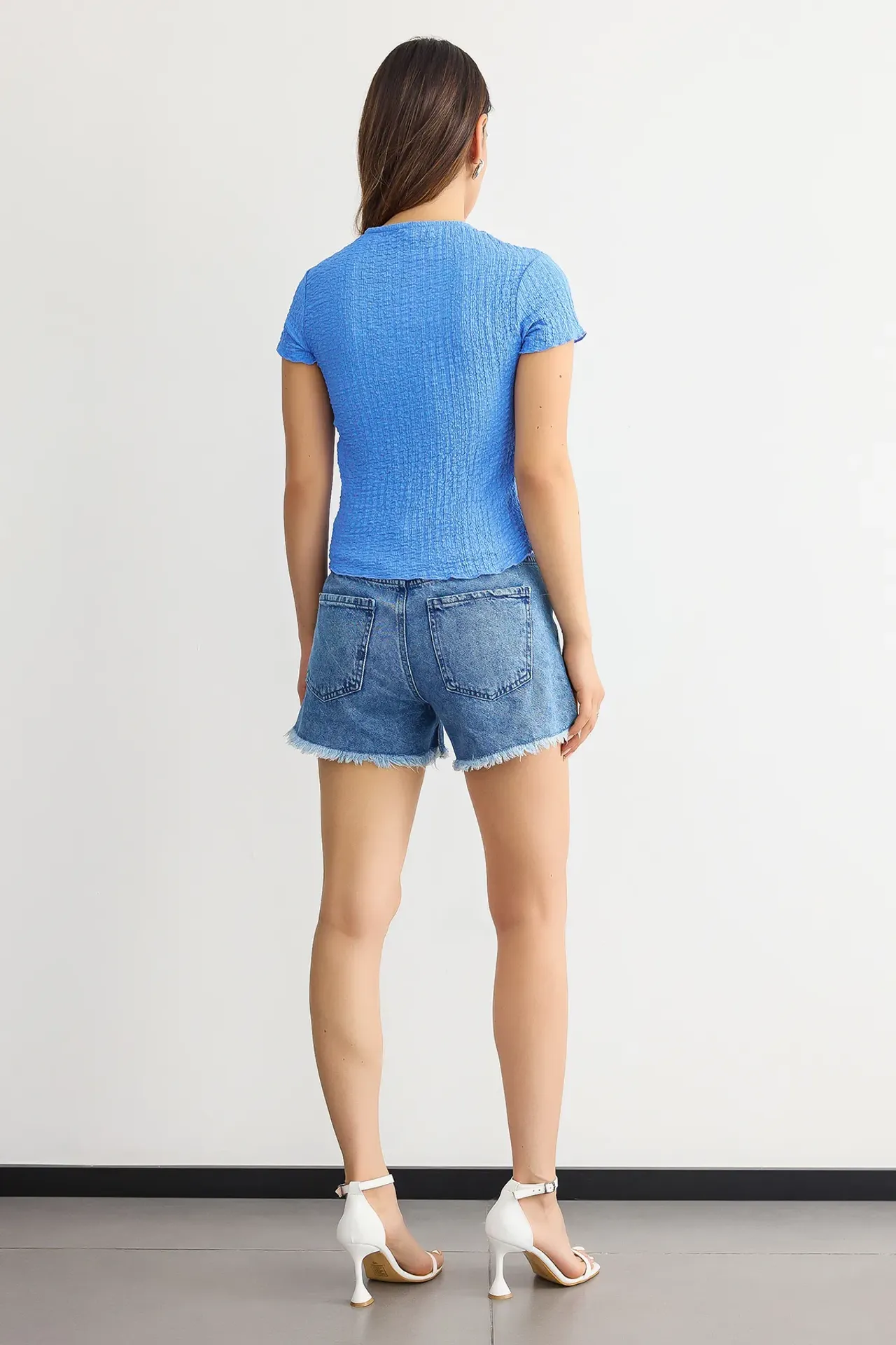 Short-Sleeve Round Neck Cropped Top in Textured Twisted Fabric