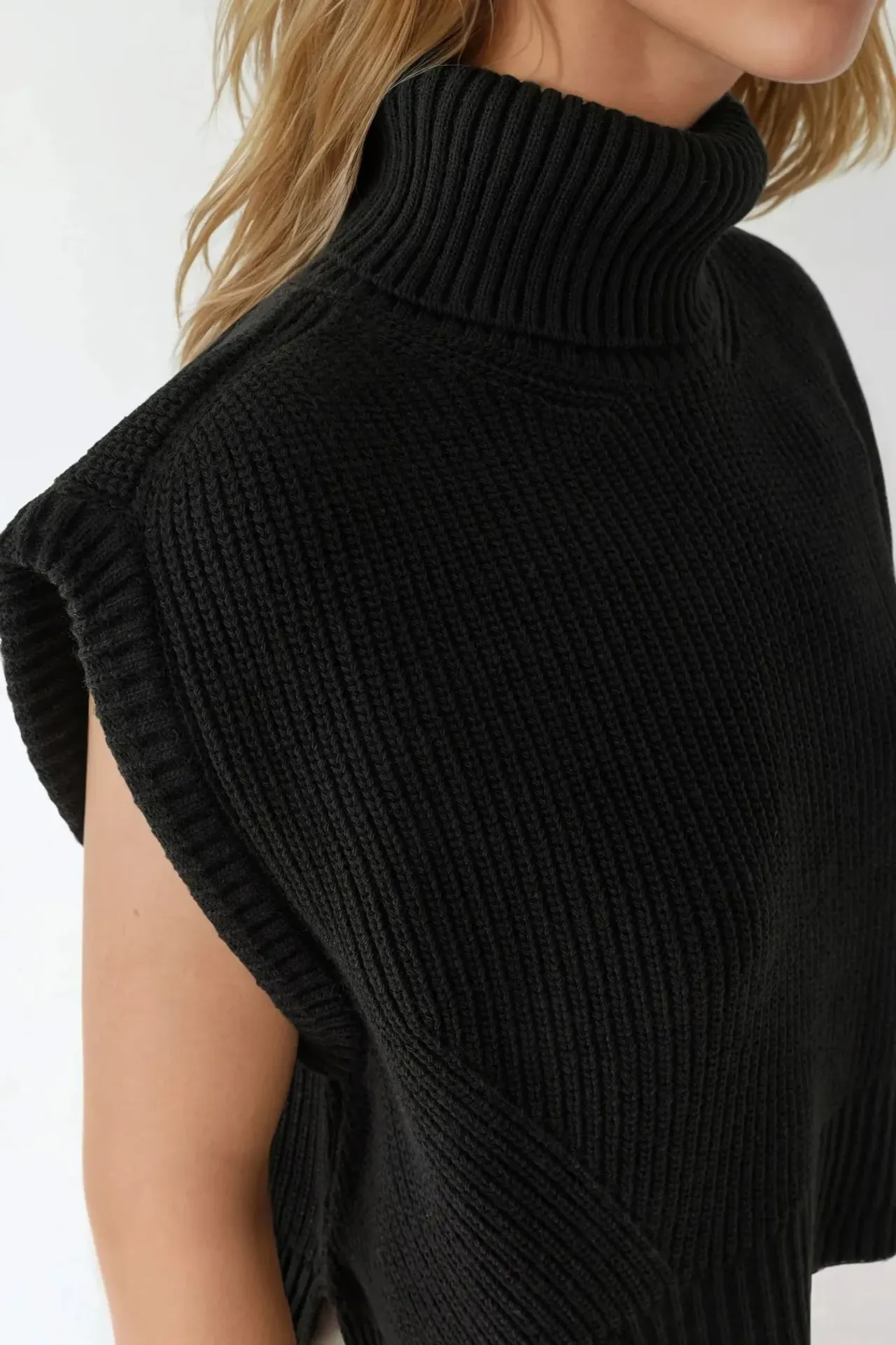 Relaxed Fit Turtleneck Sweater Vest 6