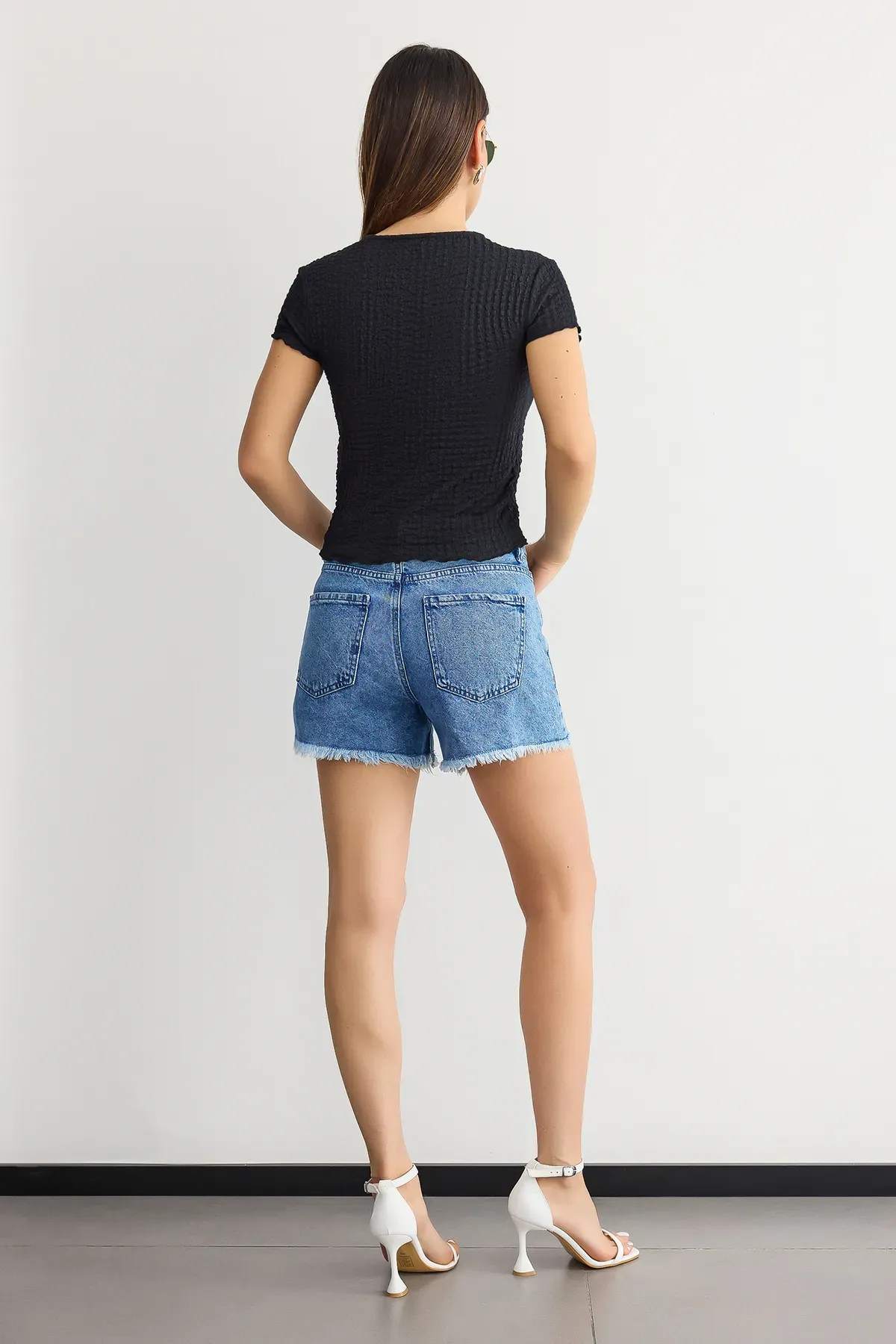 Short-Sleeve Round Neck Cropped Top in Textured Twisted Fabric 4