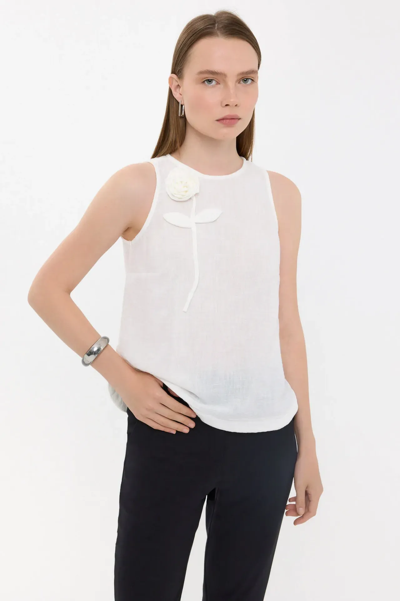 Sleeveless Round Neck Blouse with Flower Detail