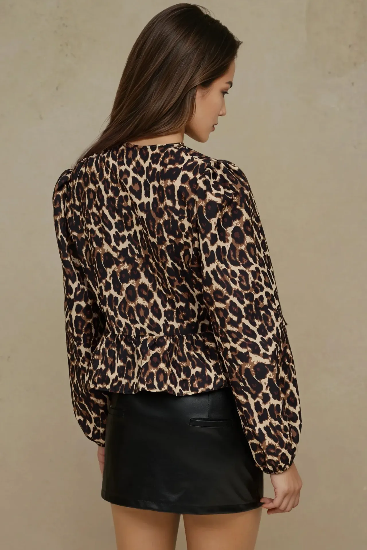 Leopar Desen Bağlama Detaylı V Yaka Bluz 5