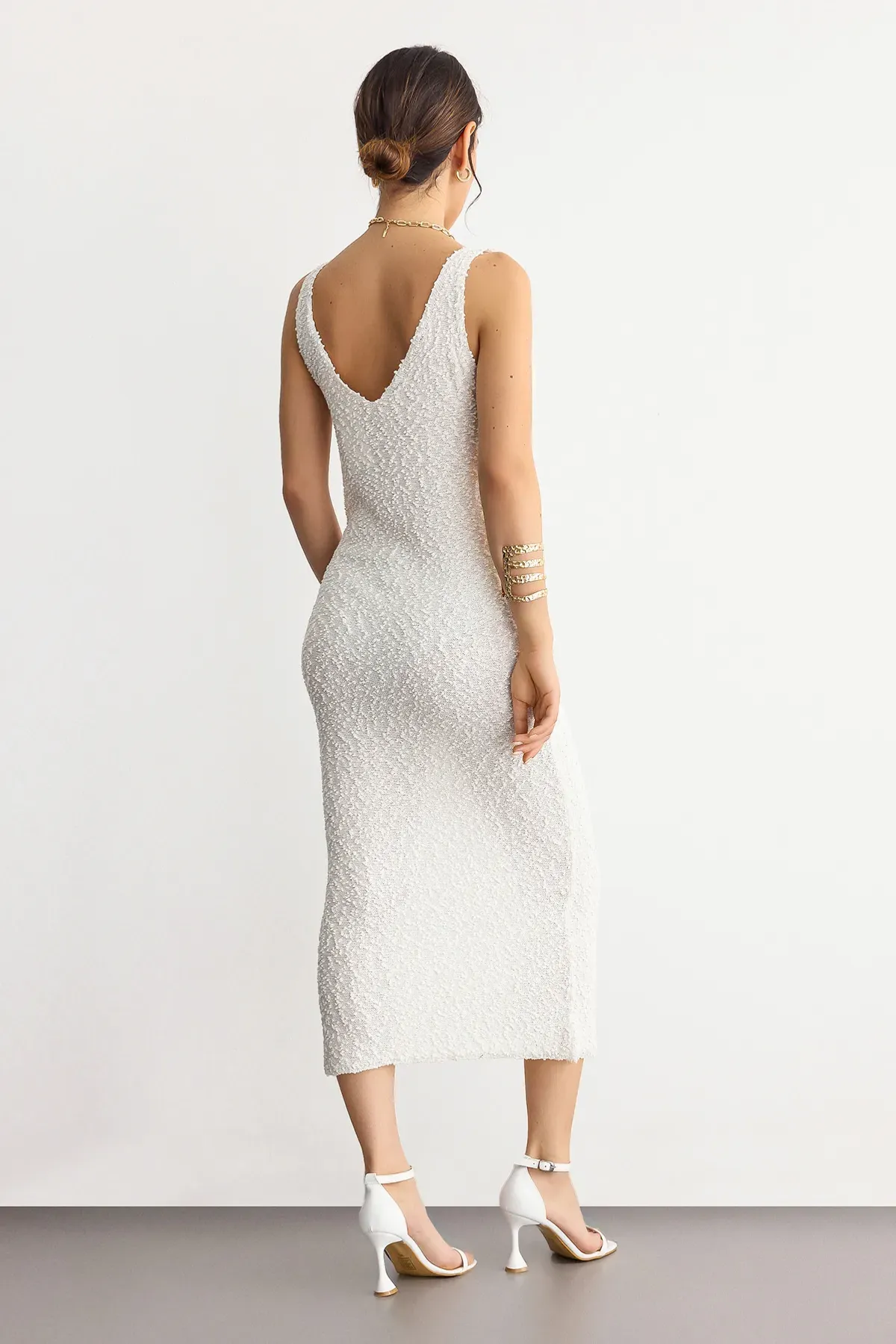 Knitted V-Neck Midi Dress with Textured Pattern 4