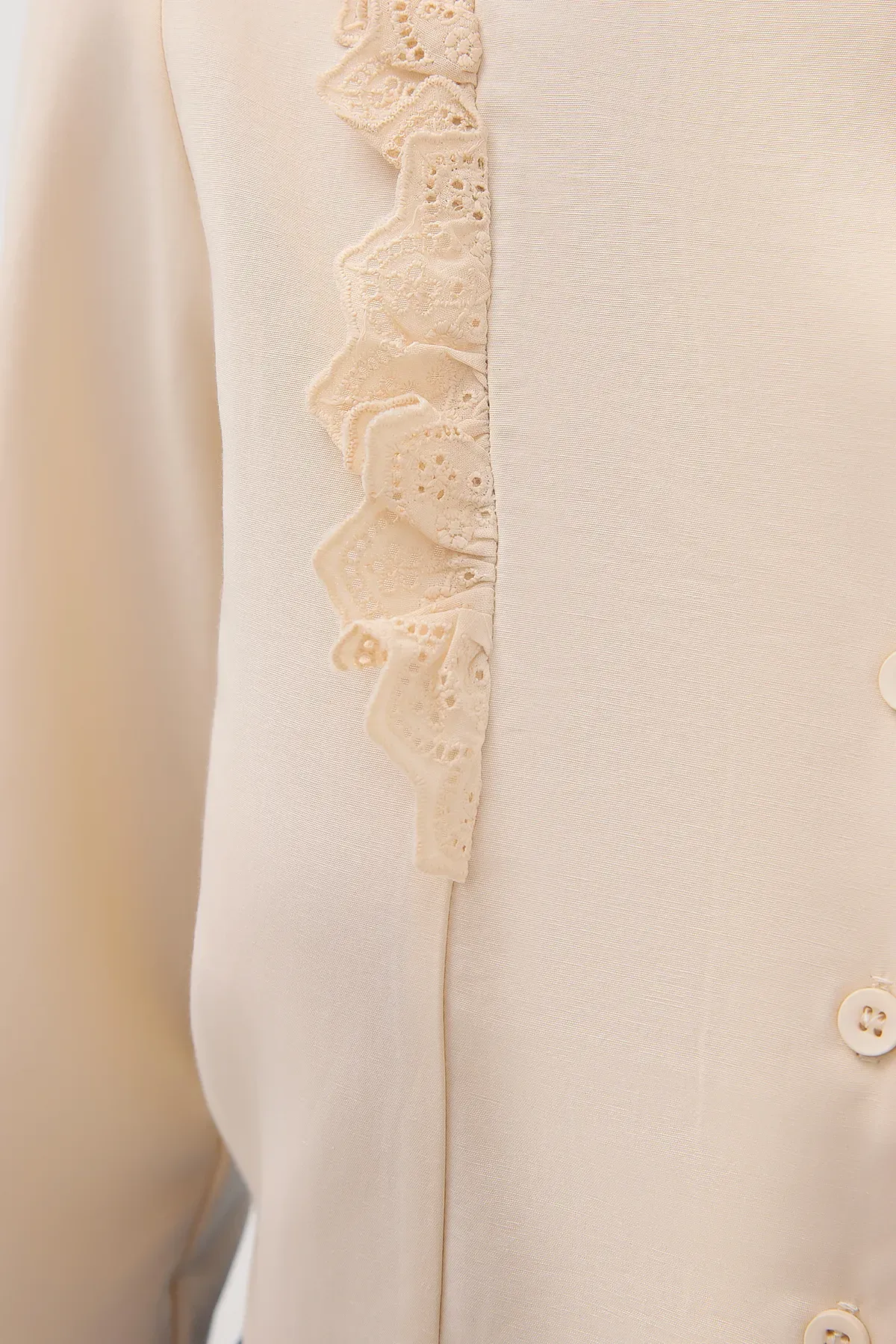 Ruffle Shirt with a Puff Sleeve 5
