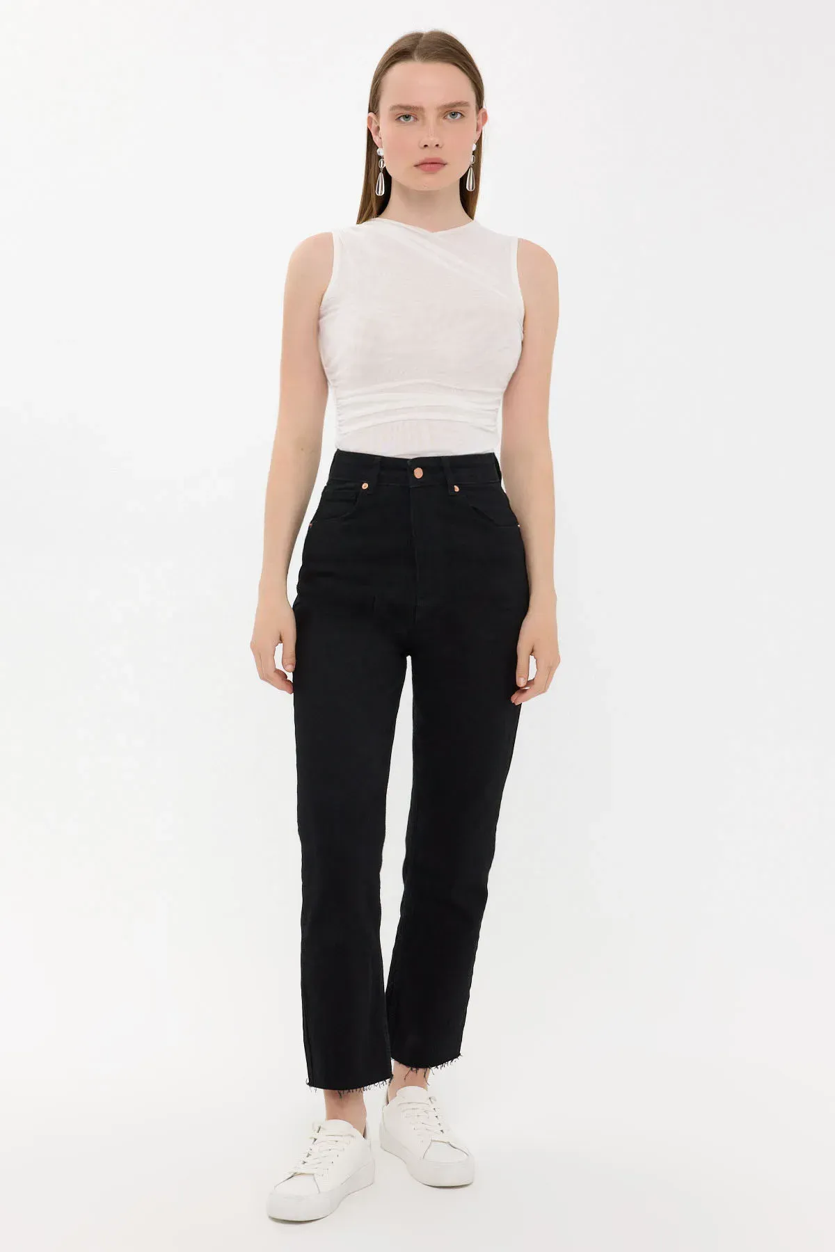 Sleeveless Round Neck Blouse 2