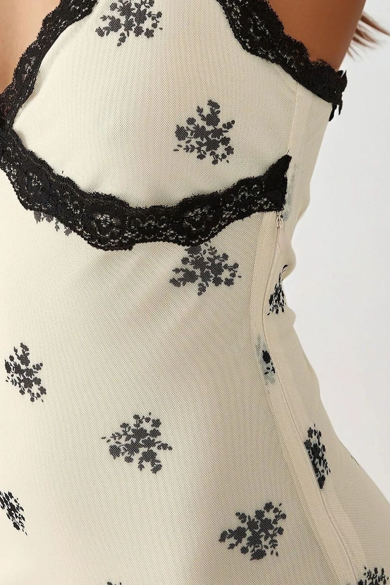 V-Neck Printed Bodycon Maxi Dress with Lace Detail 7