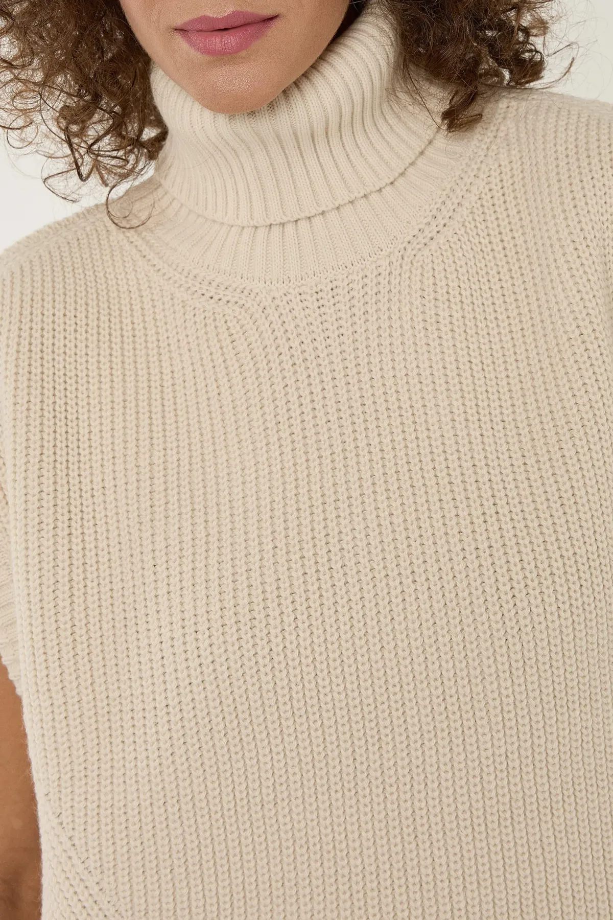Relaxed Fit Turtleneck Sweater Vest 5