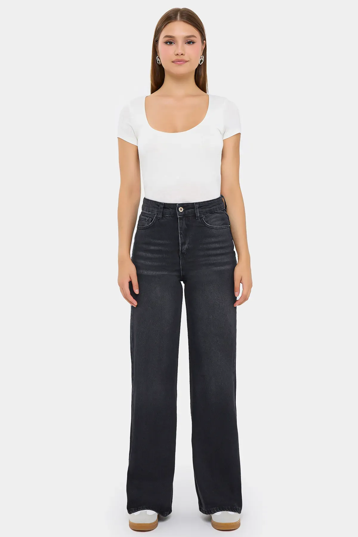 High-Waist Wide-Leg Jeans  1