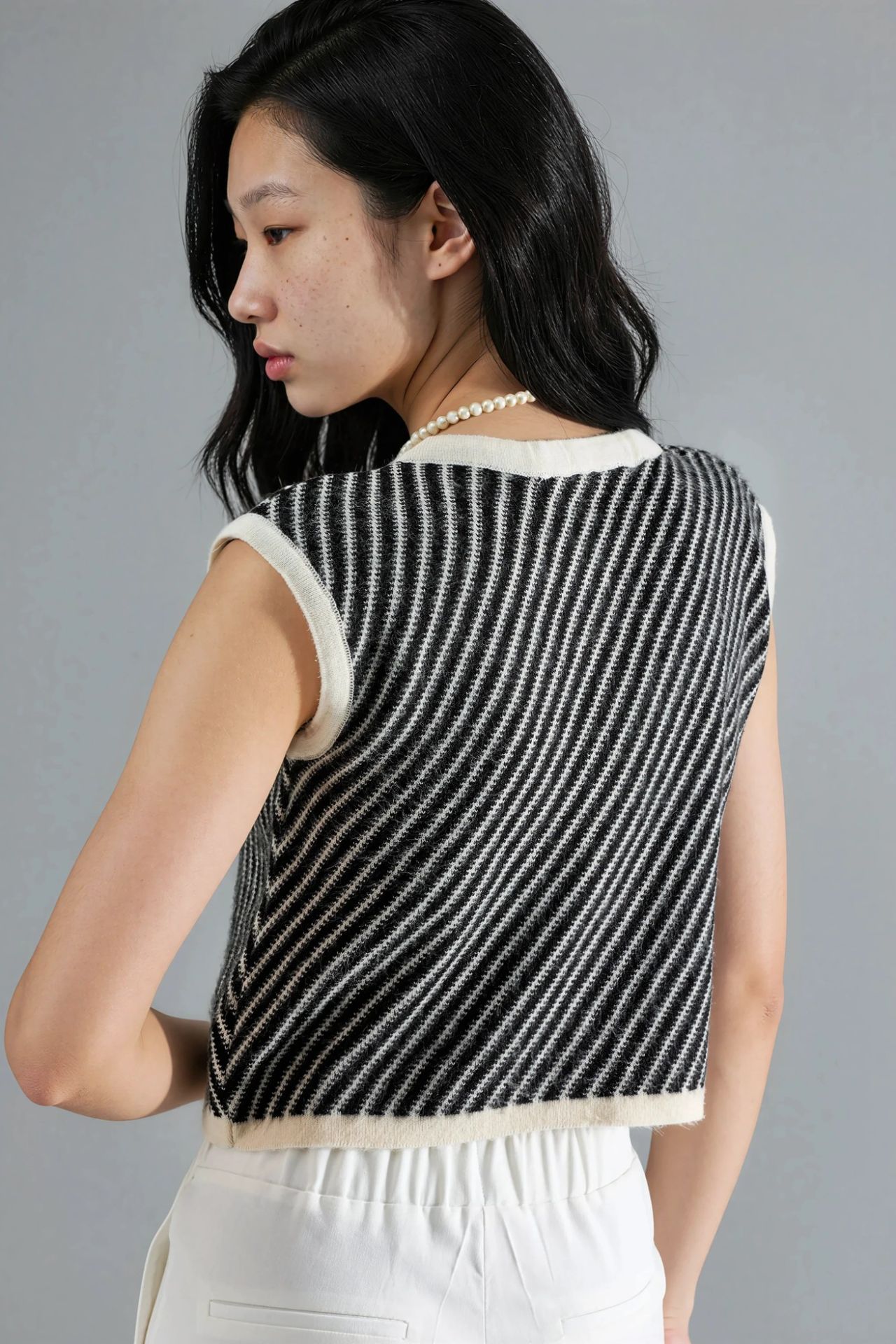 MY FASHION Textured Knitwear Cropped Waistcoat with Button Closure 3