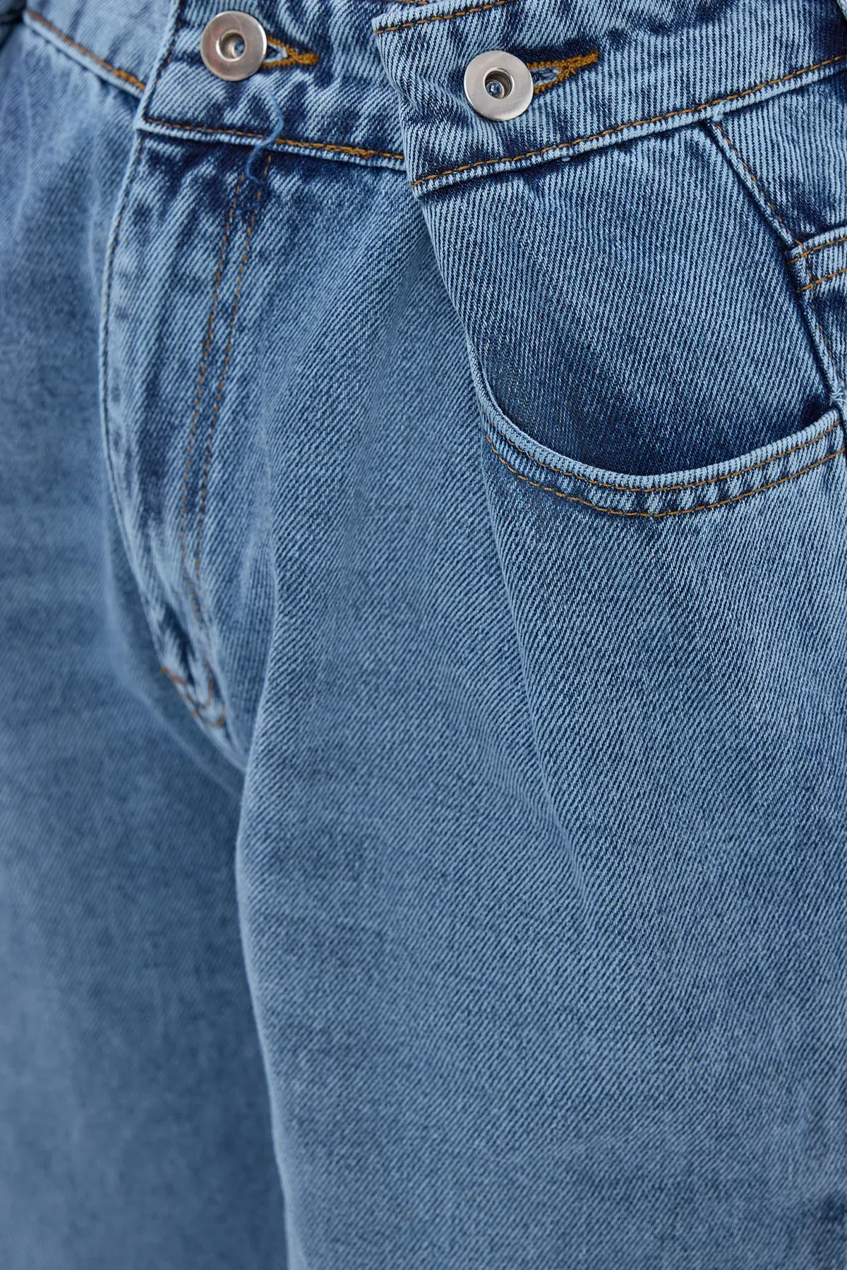 High-Waist Straight-Leg Jeans with Belt Detail 5