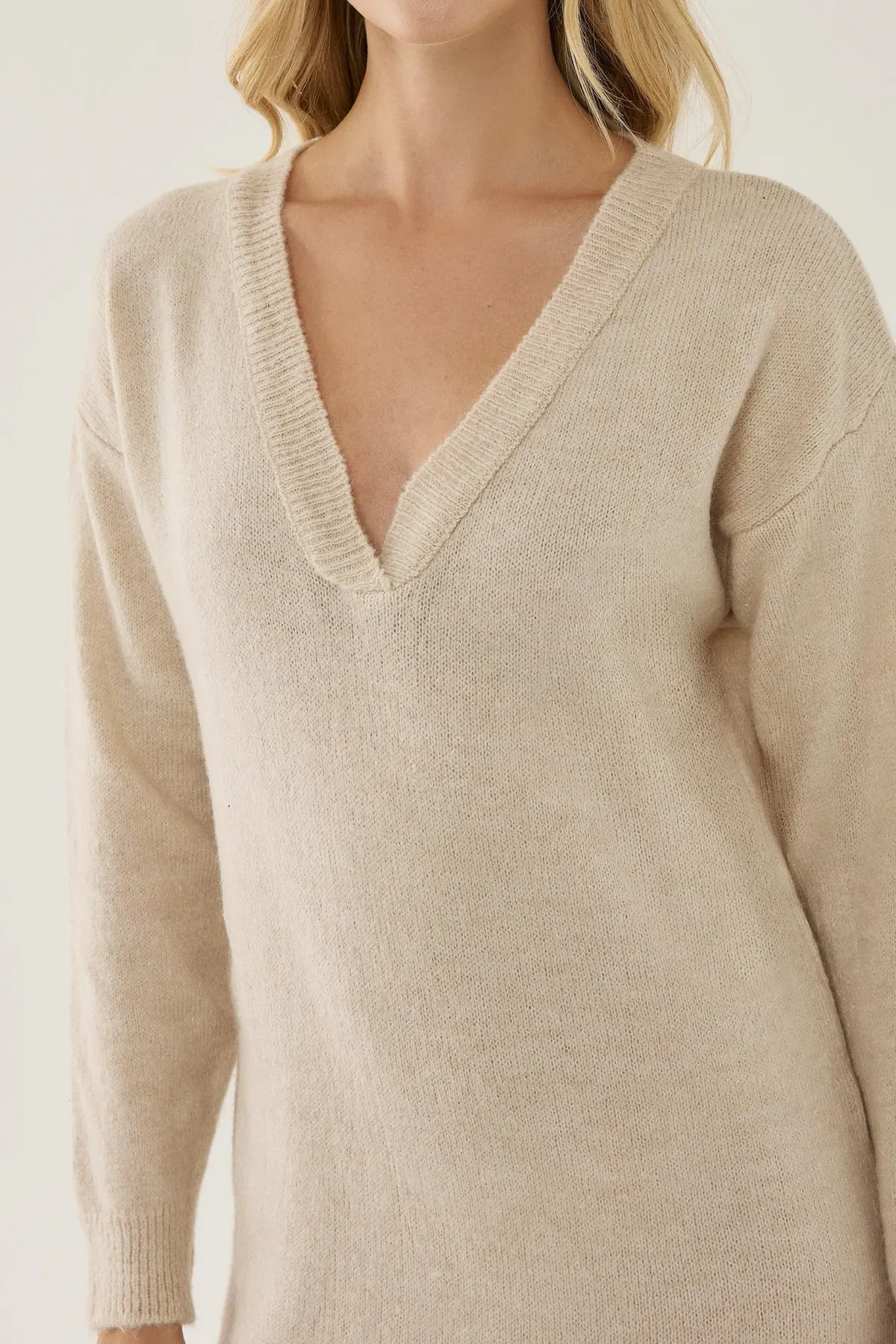 Relaxed Fit V-Neck Midi Knit Dress 5