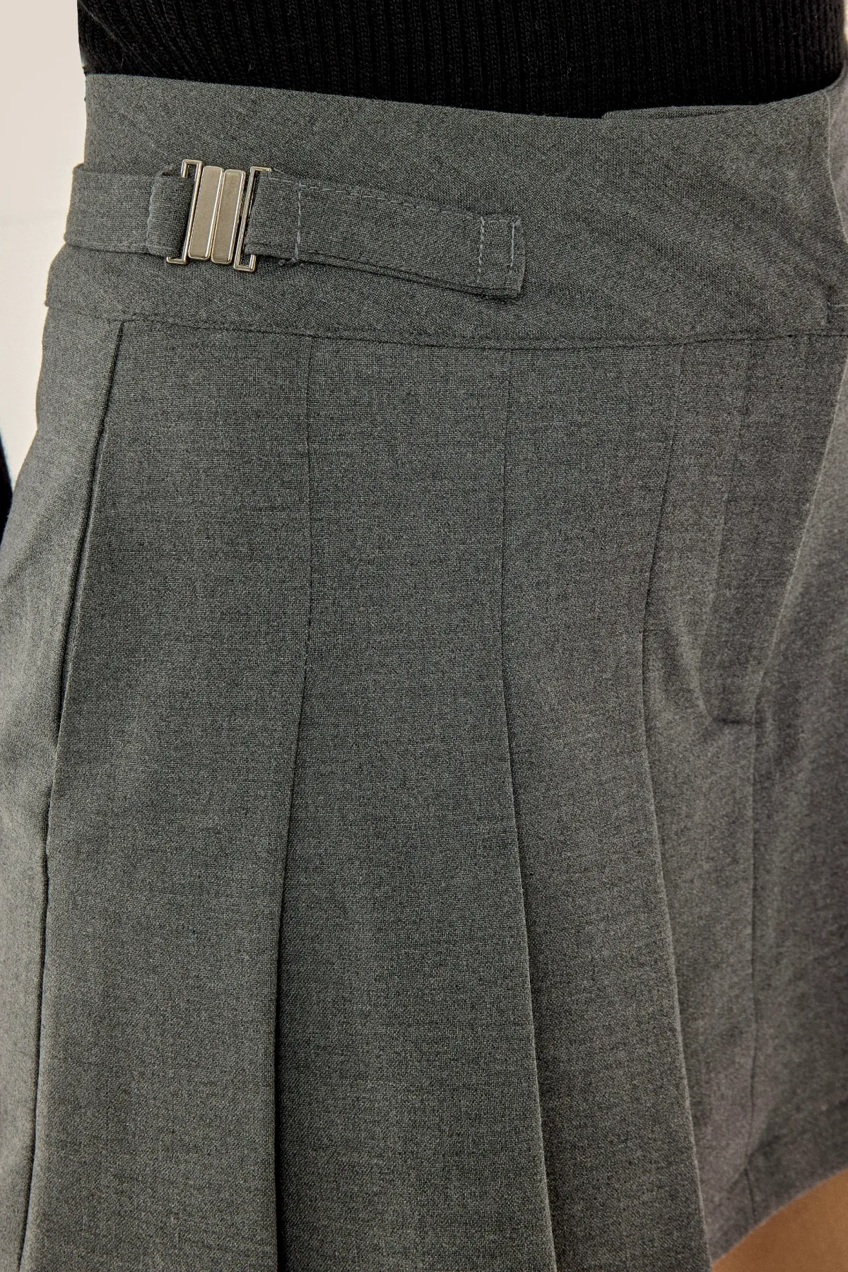 Buckle Detailed Pleated Mini Skirt 5