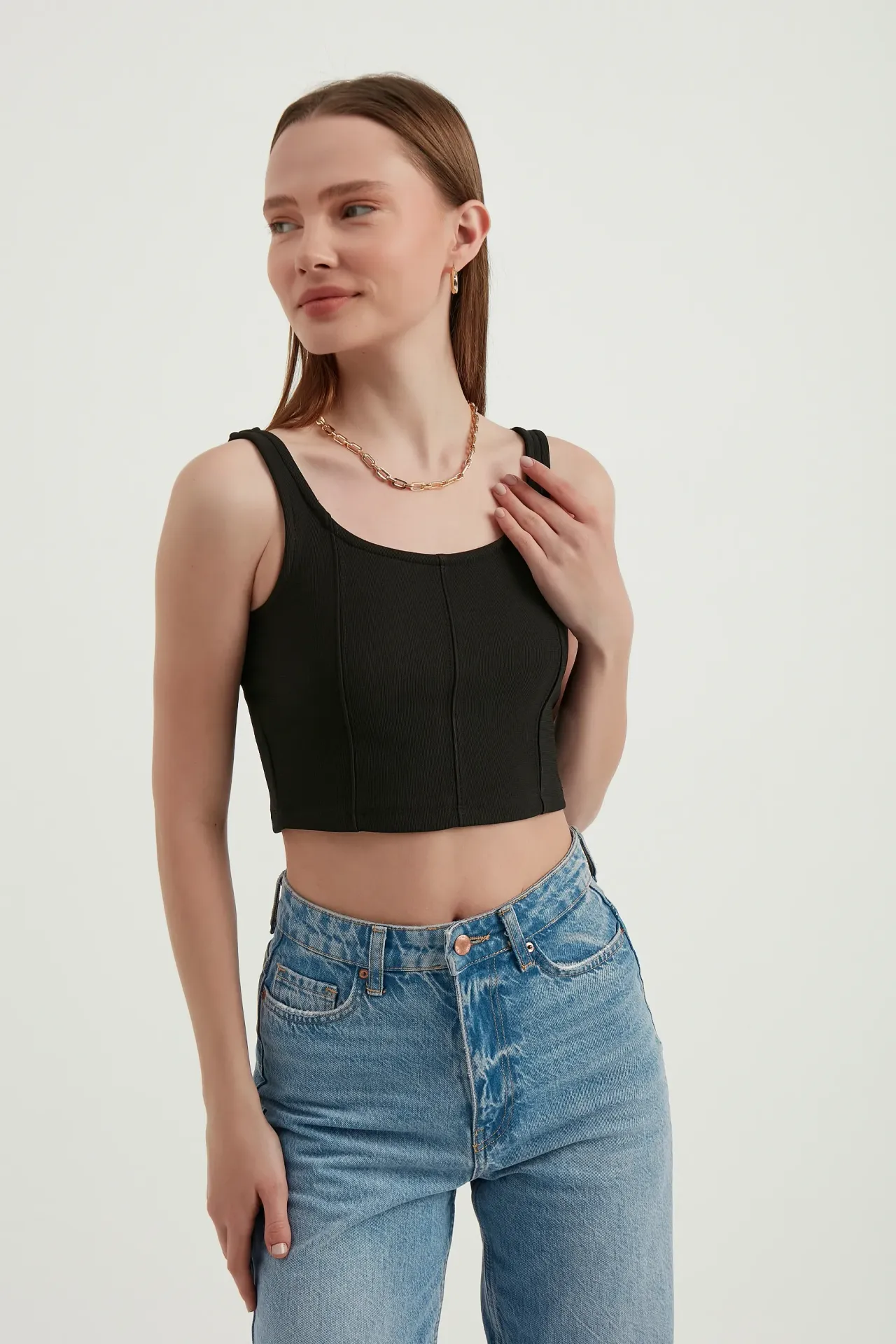 Scoop Neck Basic Sleeveless Cropped Top