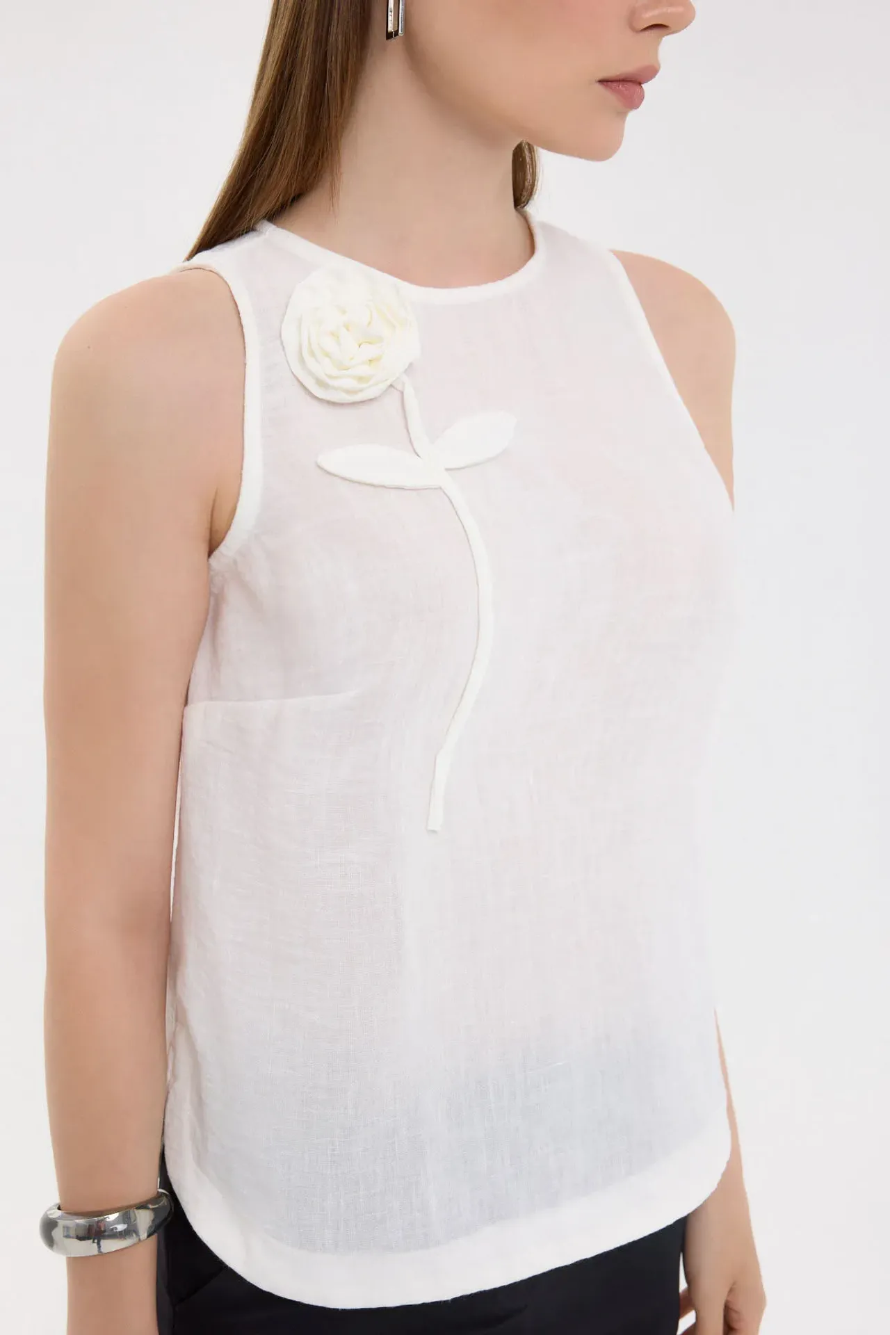 Sleeveless Round Neck Blouse with Flower Detail