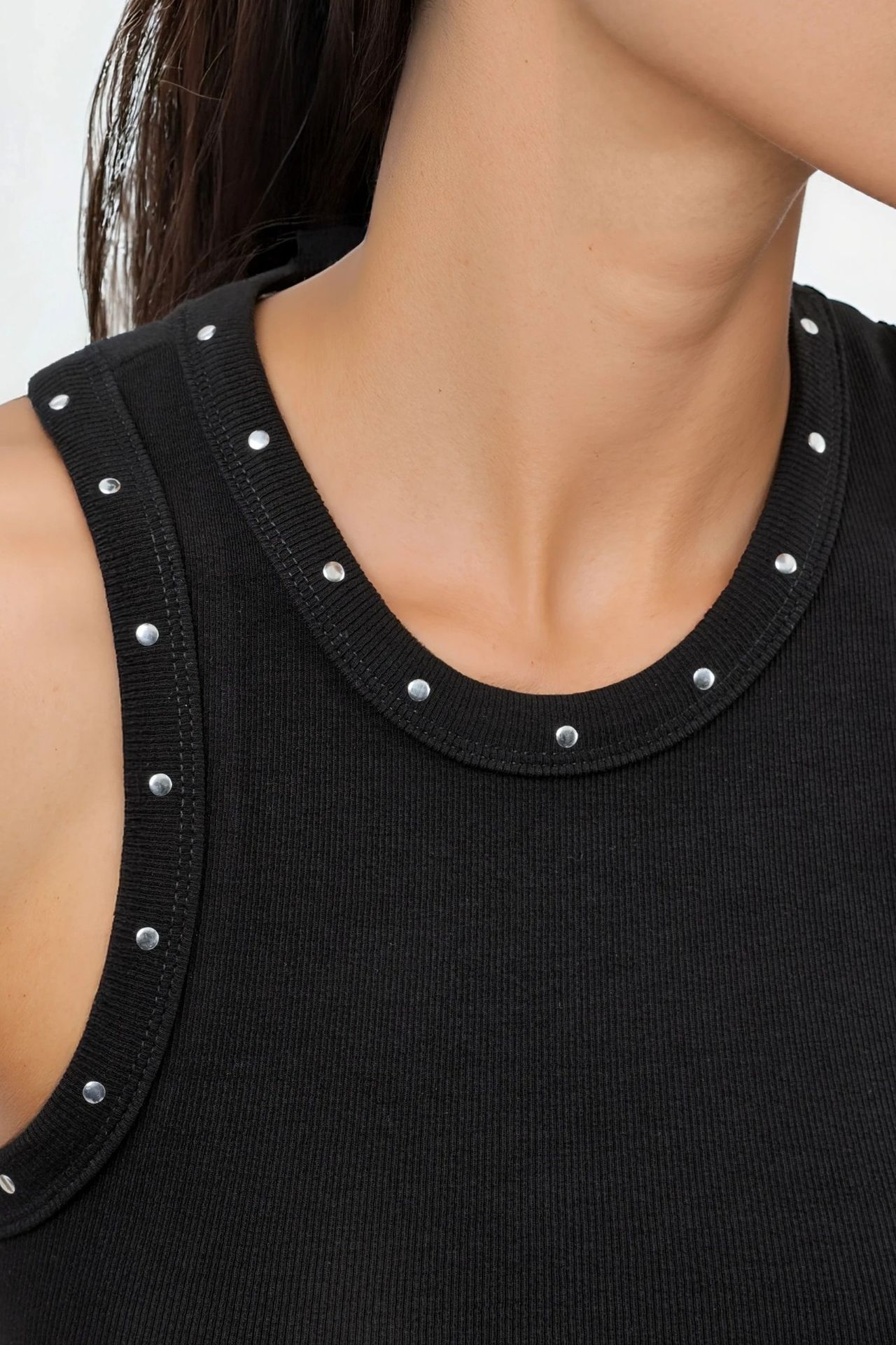 BUSEM Sleeveless U Collar Tank Top with Accessory Detail 5