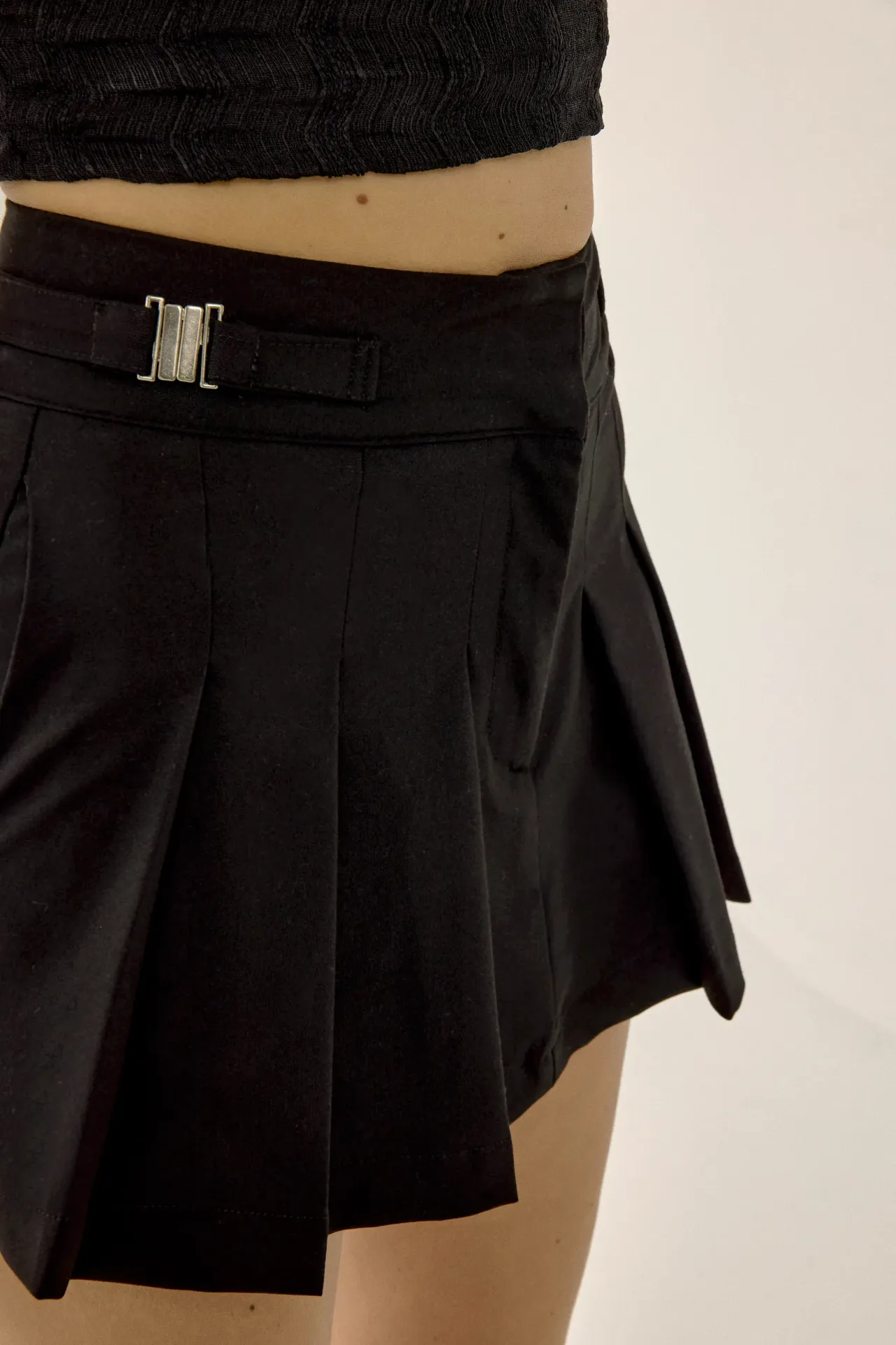 Buckle Detailed Pleated Mini Skirt