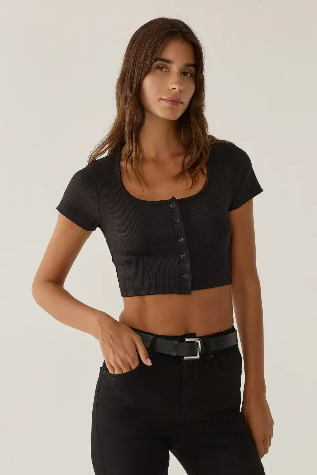 Pool Collar Buttoned Crop Top