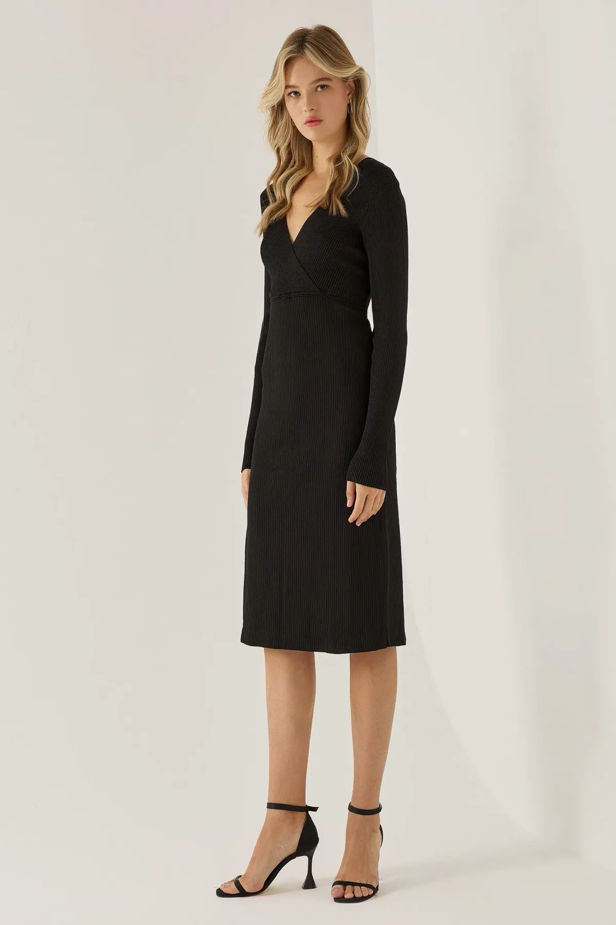 V-Neck Long Sleeve Knit Dress 3