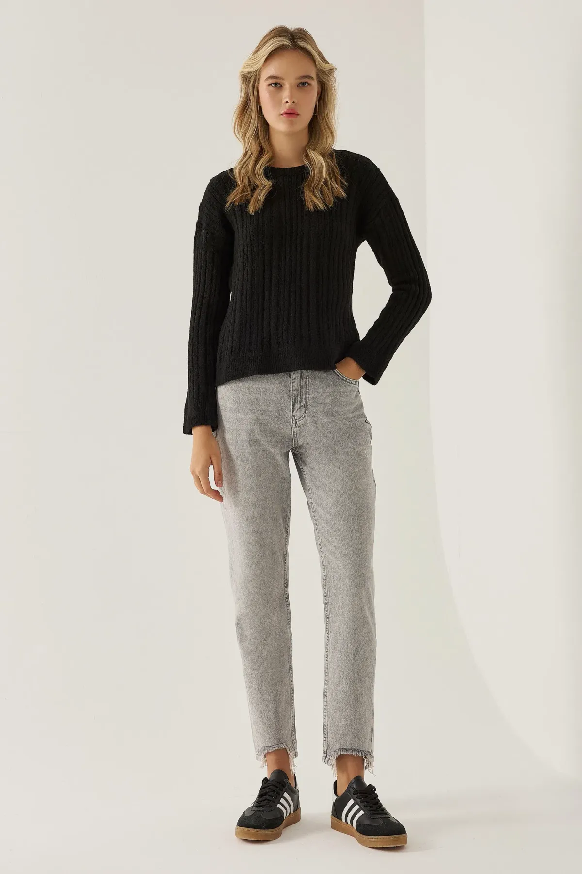 Relaxed Fit Crew Neck Sweater 2