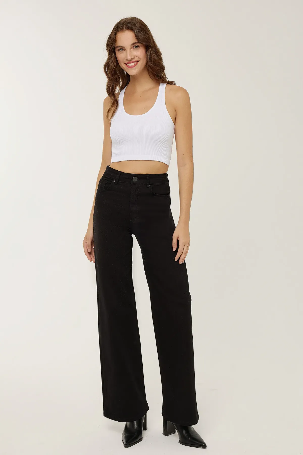 Ribbed Halter-Neck Cropped Top 2