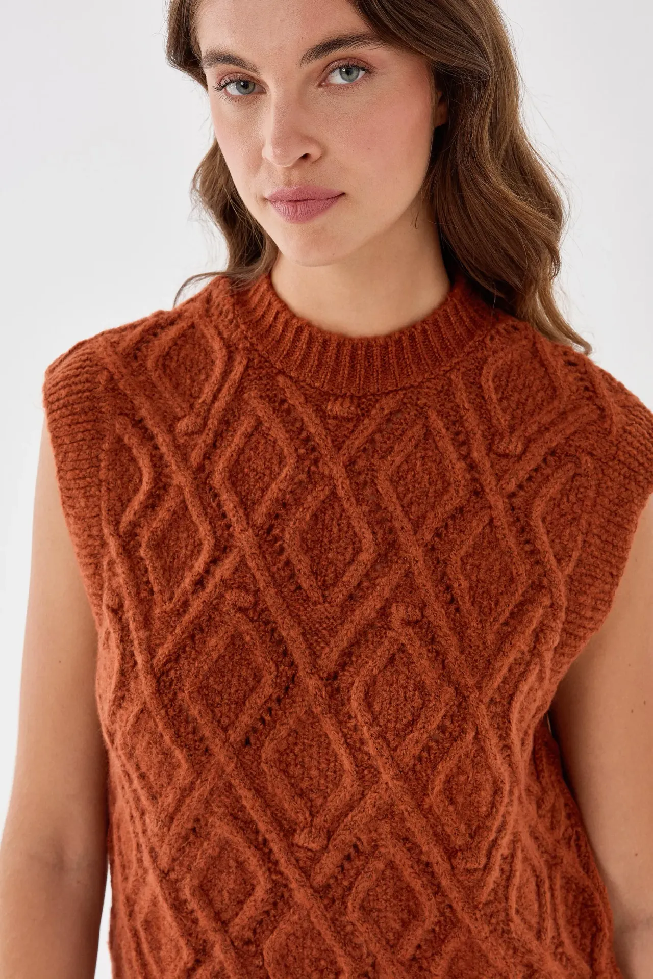 Baklava Pattern Crew Neck Knit Vest