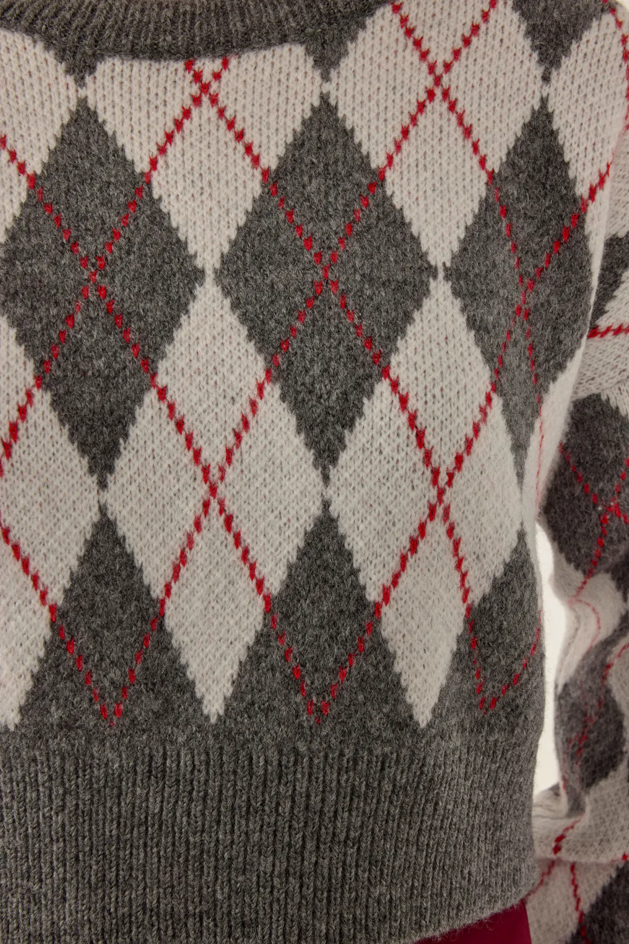 Crew Neck Crop Sweater with Diamond Pattern