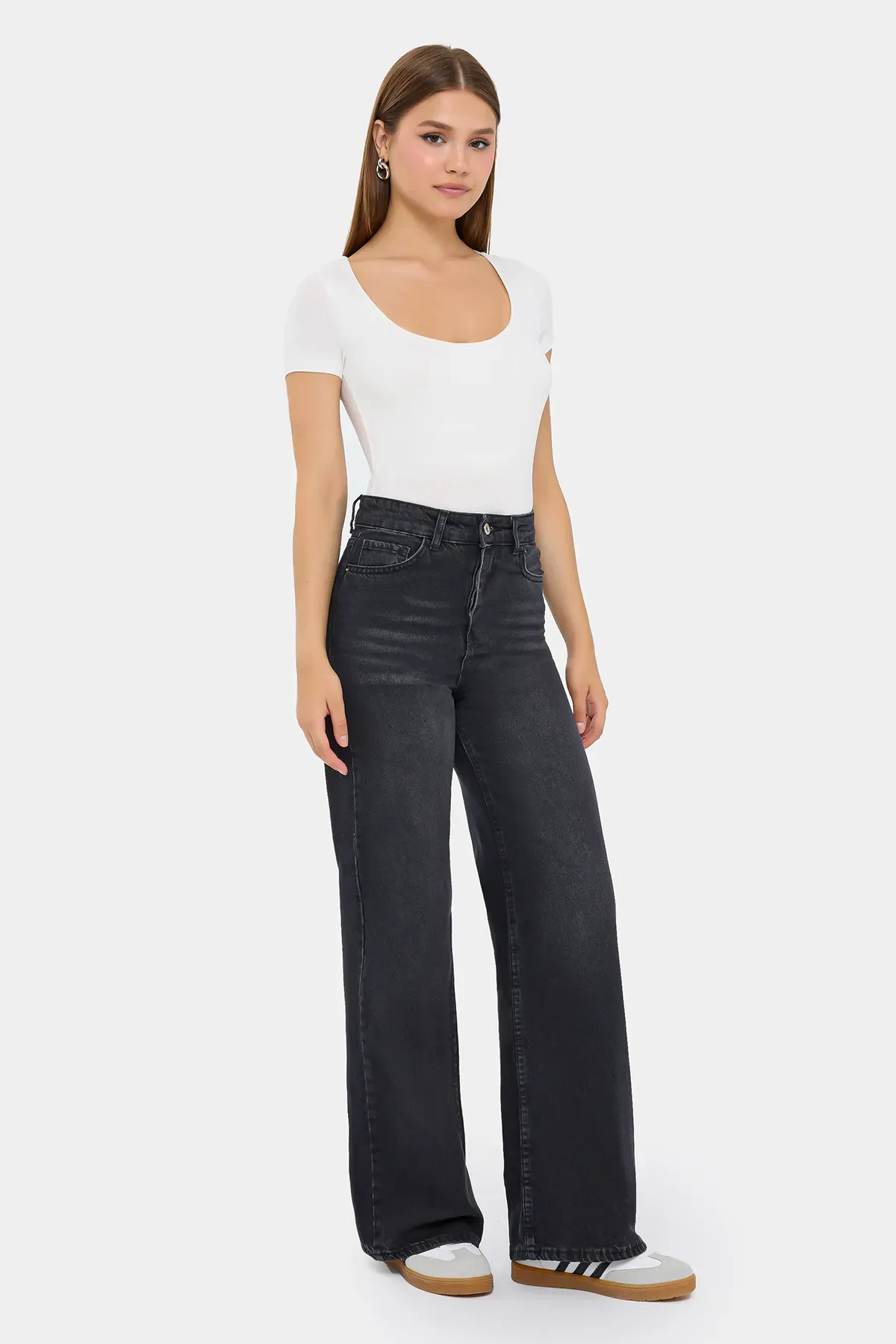 High-Waist Wide-Leg Jeans  3