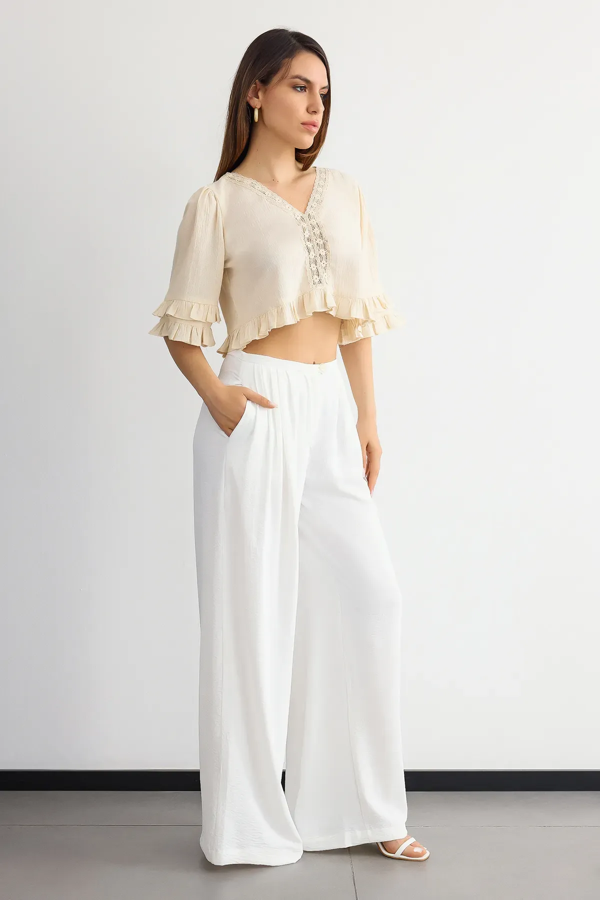 Cropped V-Neck Ruffled Blouse 3