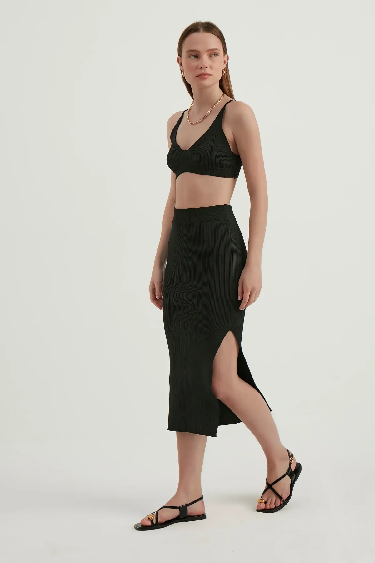 2 Parça: V Yaka Vücut Tipine Uygun Crop Top & Yan Yırtmaçlı Yüksek Bel Maksi Etek 2
