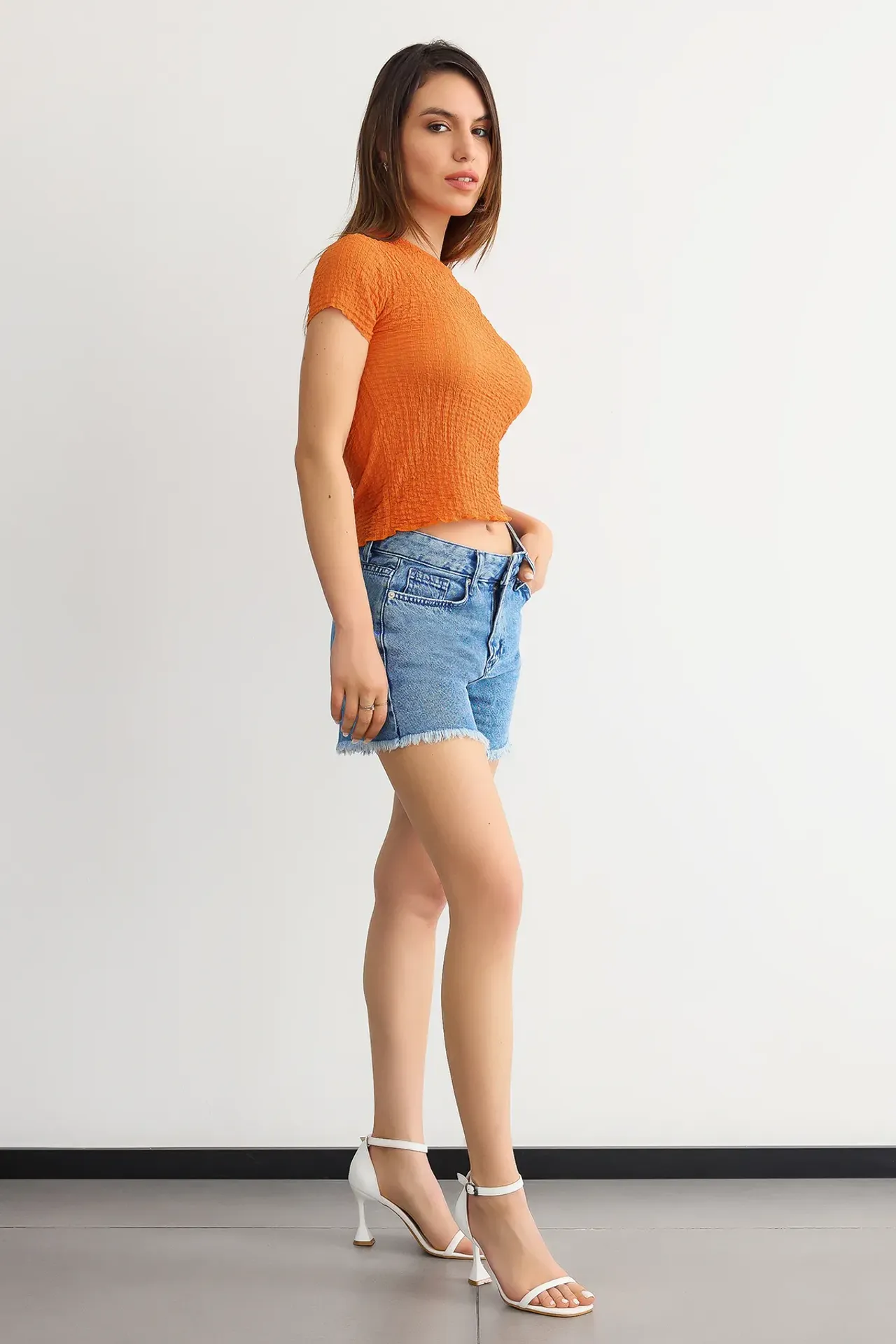 Short-Sleeve Round Neck Cropped Top in Textured Twisted Fabric