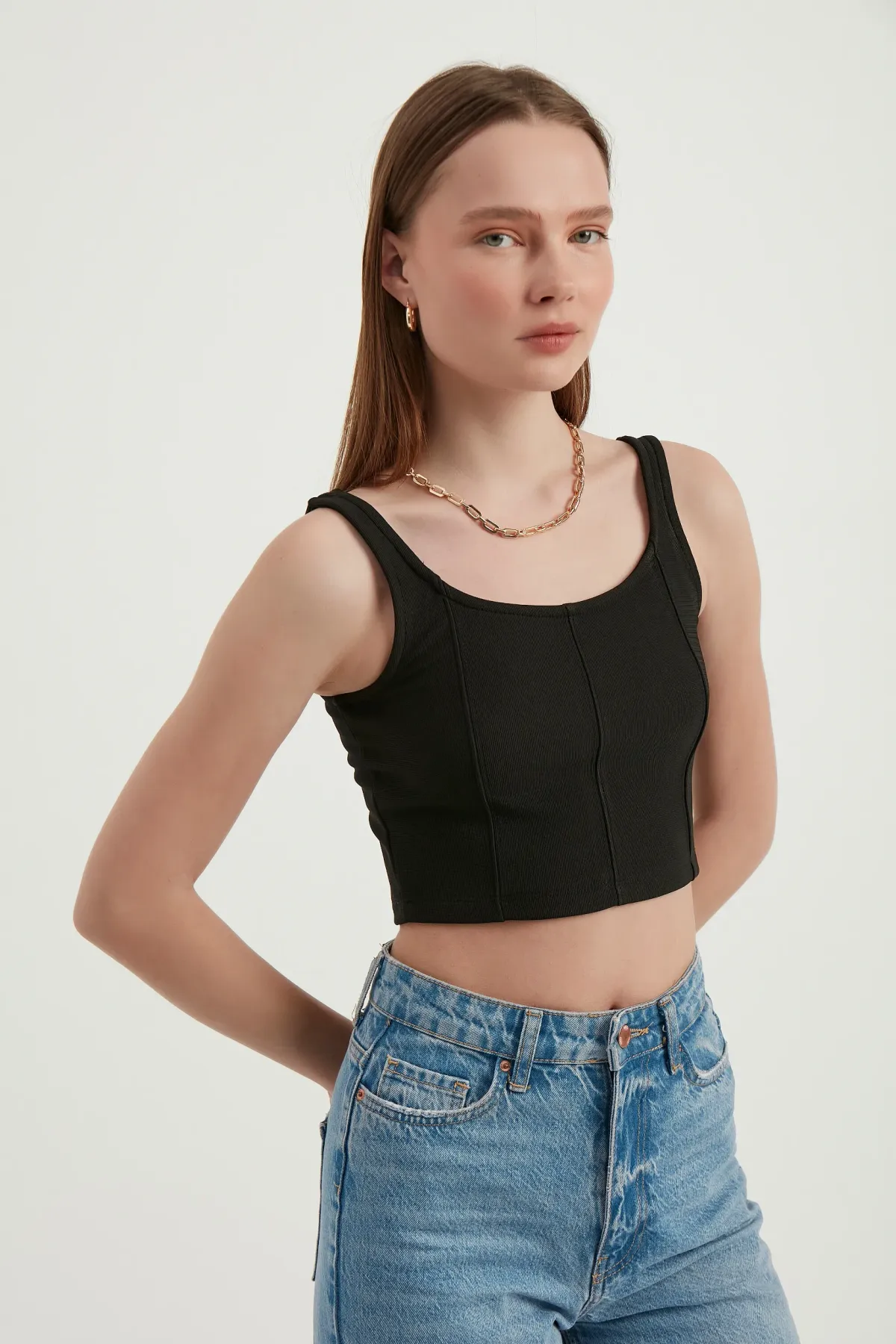 Scoop Neck Basic Sleeveless Cropped Top 2