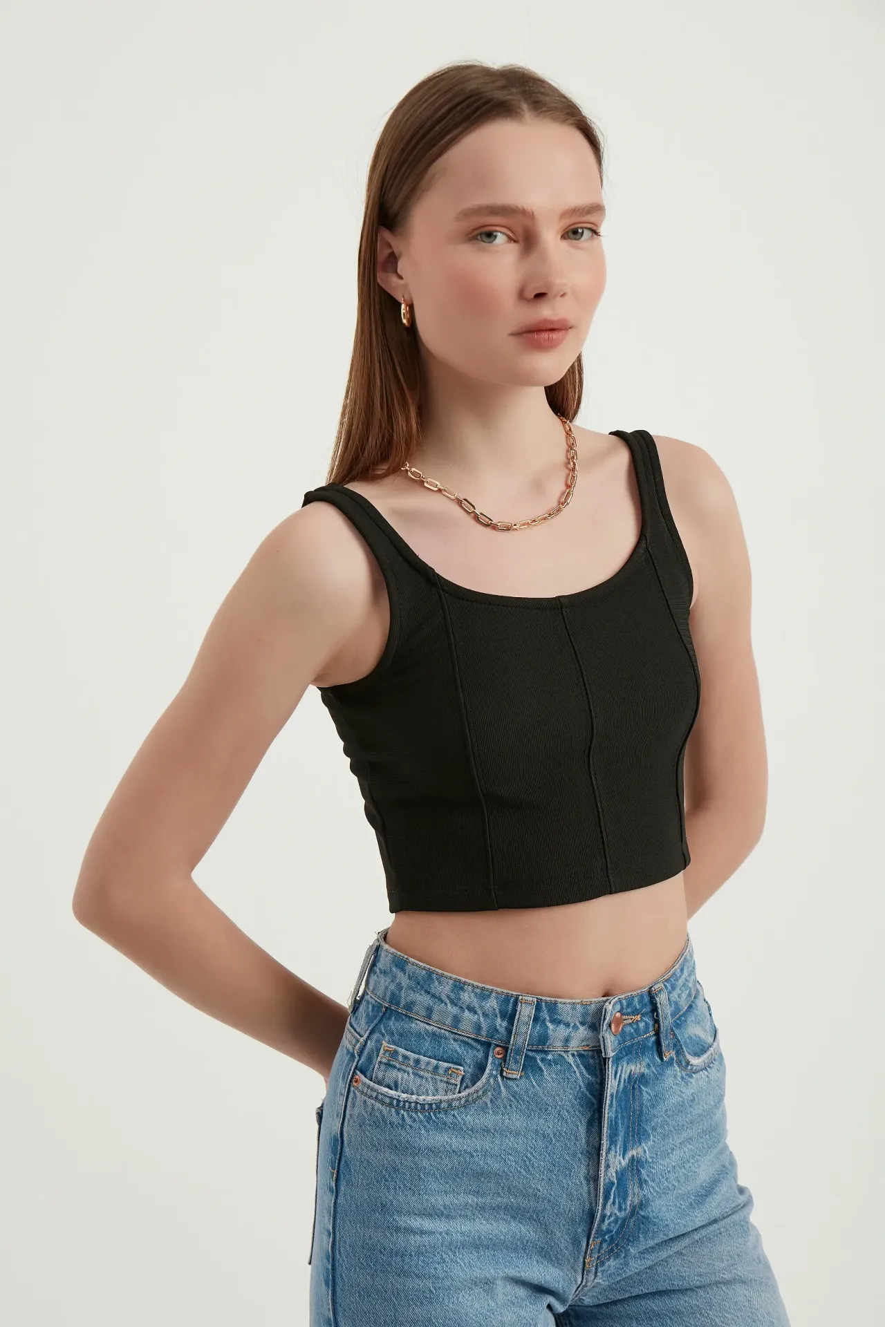 Scoop Neck Basic Sleeveless Cropped Top