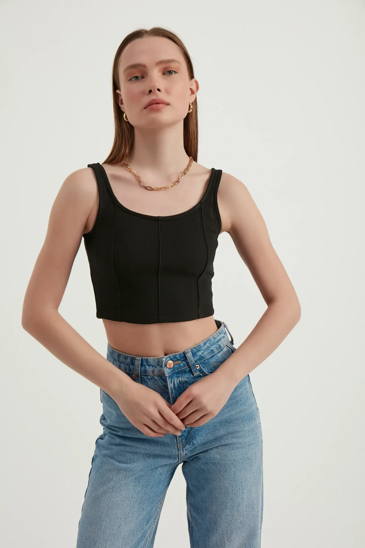 Scoop Neck Basic Sleeveless Cropped Top