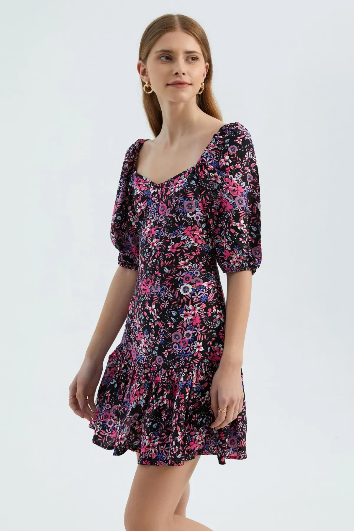 Çiçek Desenli V Yaka Volanlı Balon Kollu Mini Elbise 1