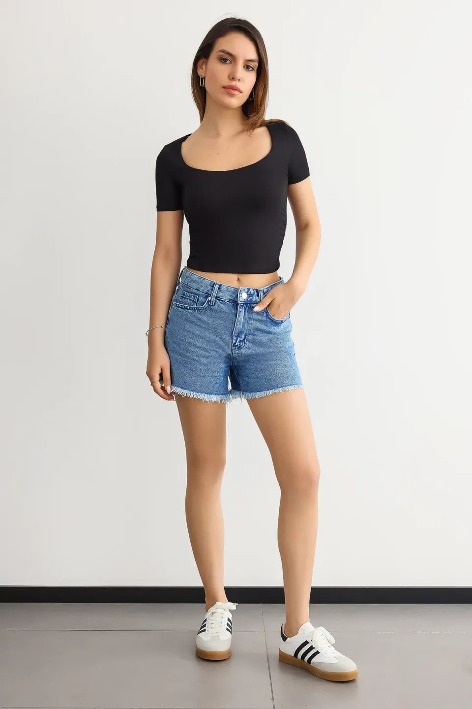 Ribbed Cropped Blouse with Scoop Neck