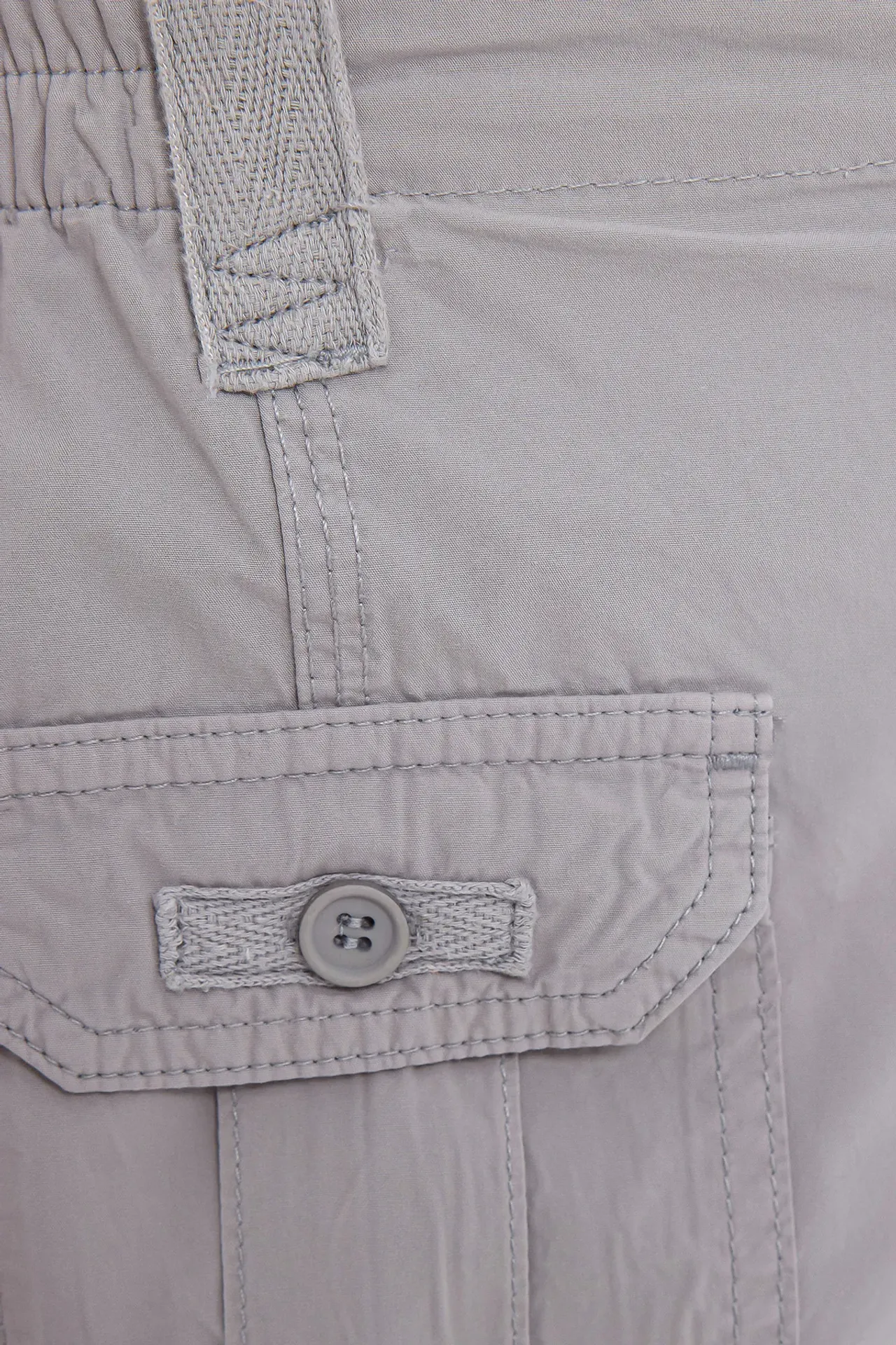 Mid Rise Cargo Shorts with a Pocket detail