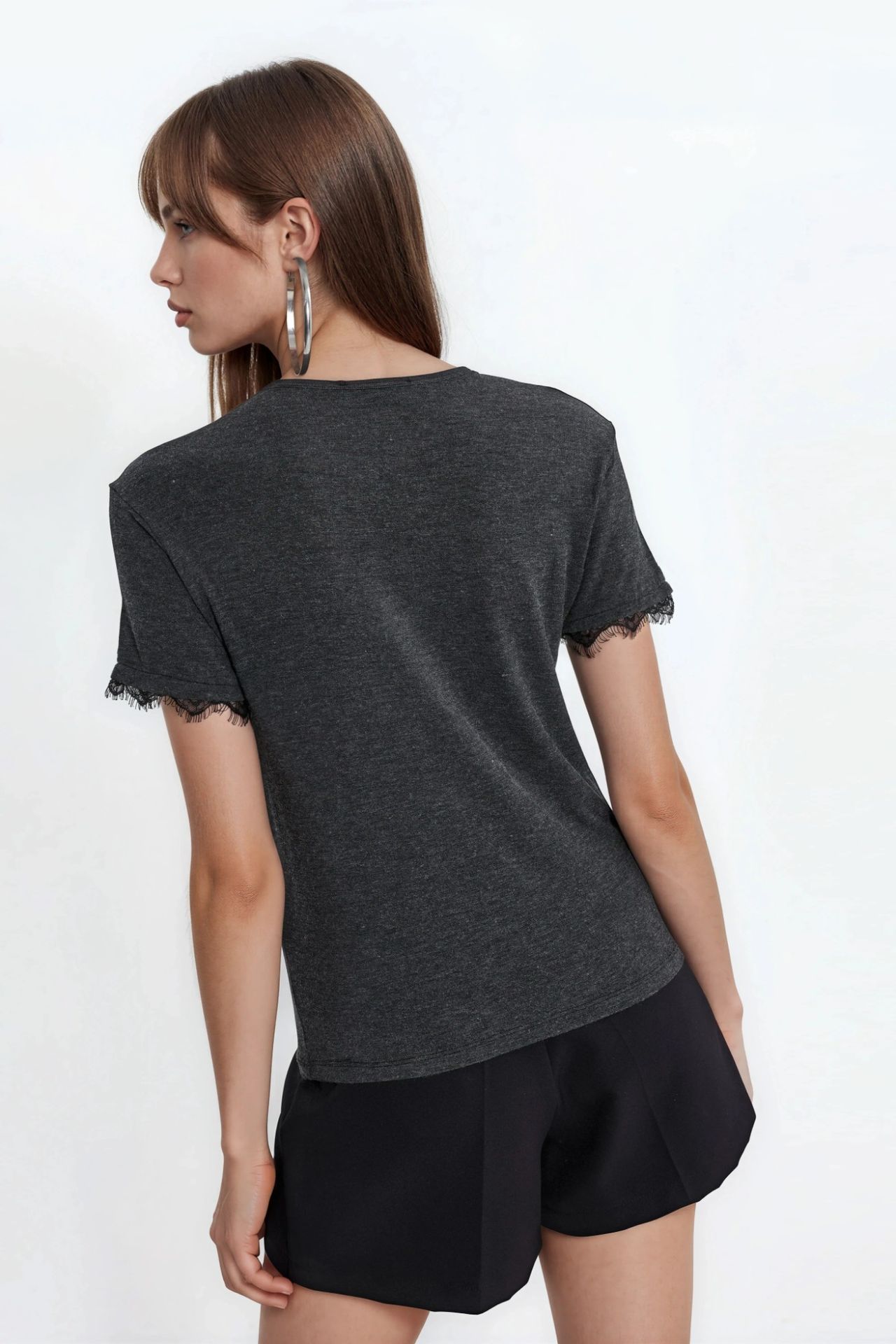 BUSEM Accessory Detailed Crew Neck T-Shirt 3
