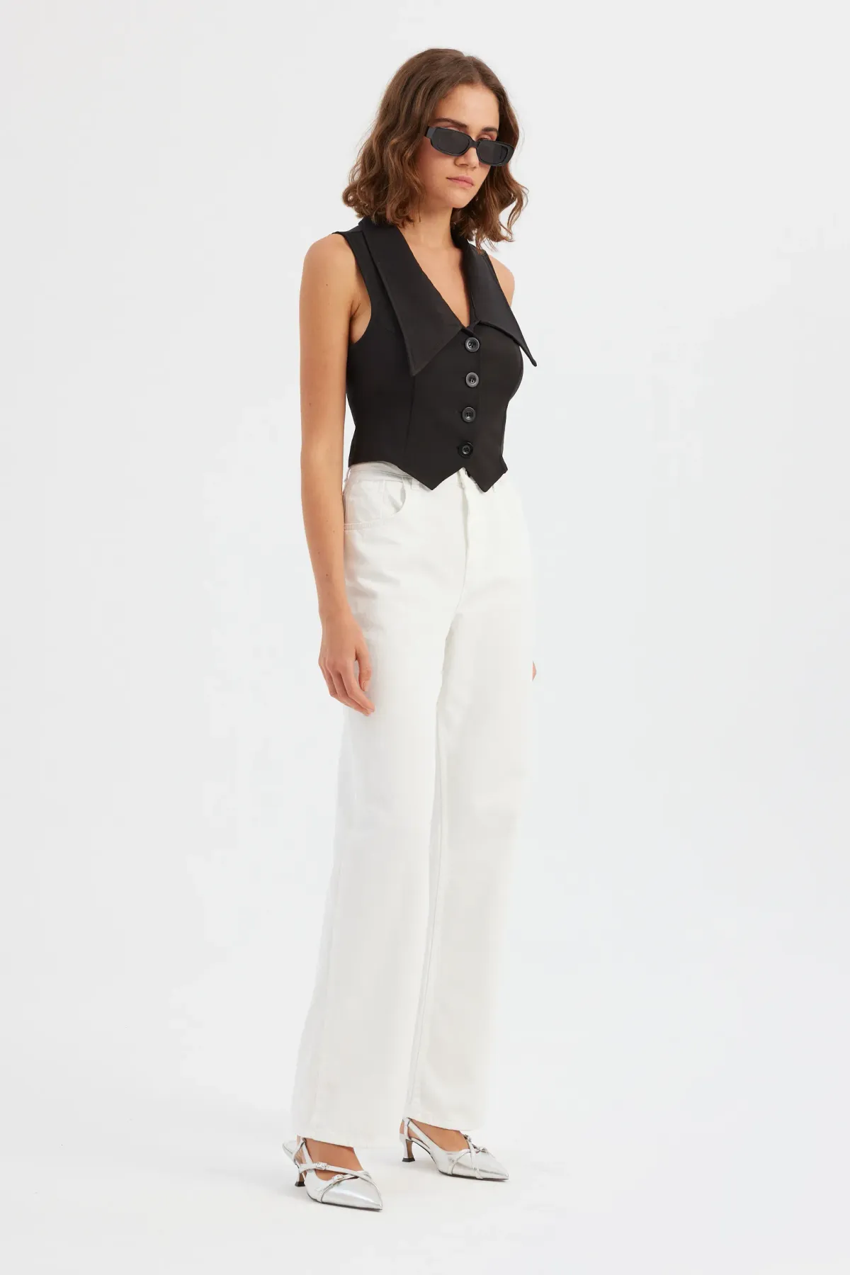 Sleeveless V-Neck Waistcoat with Collar Detail 3