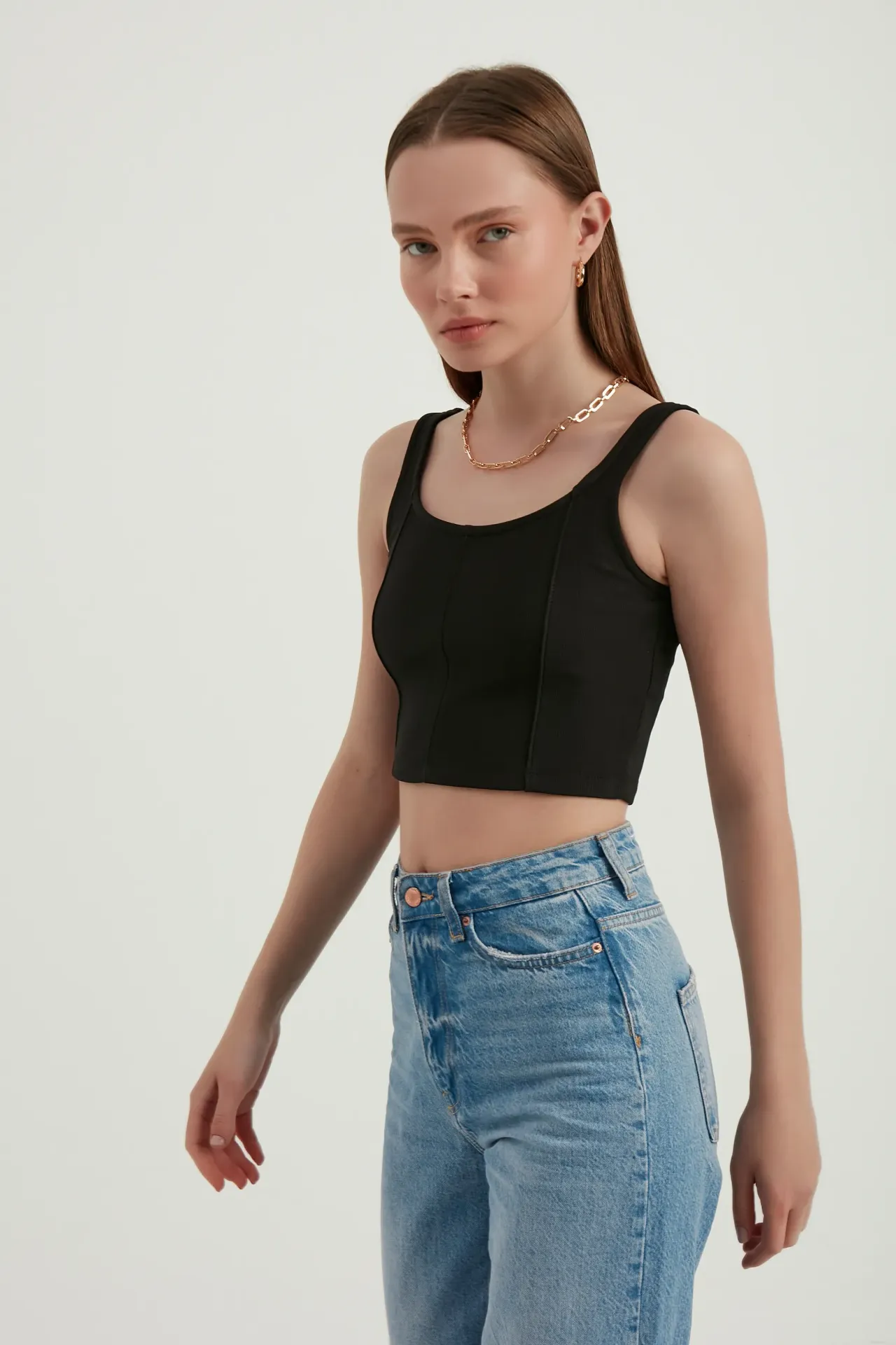 Scoop Neck Basic Sleeveless Cropped Top